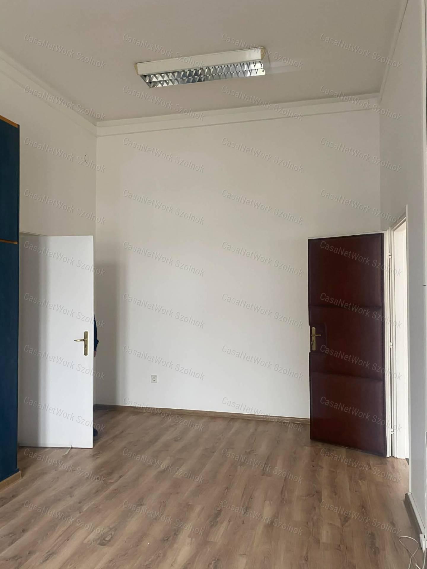 Szolnokon a József A. úton 36 m2-es, 2. emeleti irodahelyiség kiadó