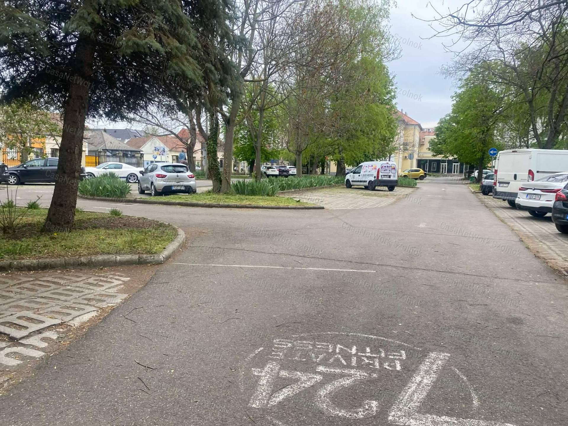 Szolnokon a József A. úton 36 m2-es, 2. emeleti irodahelyiség kiadó