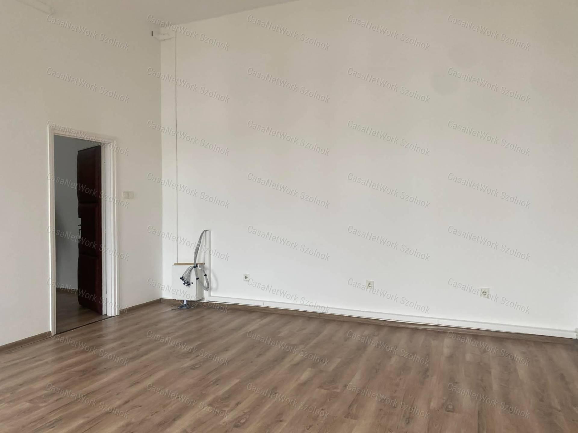 Szolnokon a József A. úton 36 m2-es, 2. emeleti irodahelyiség kiadó