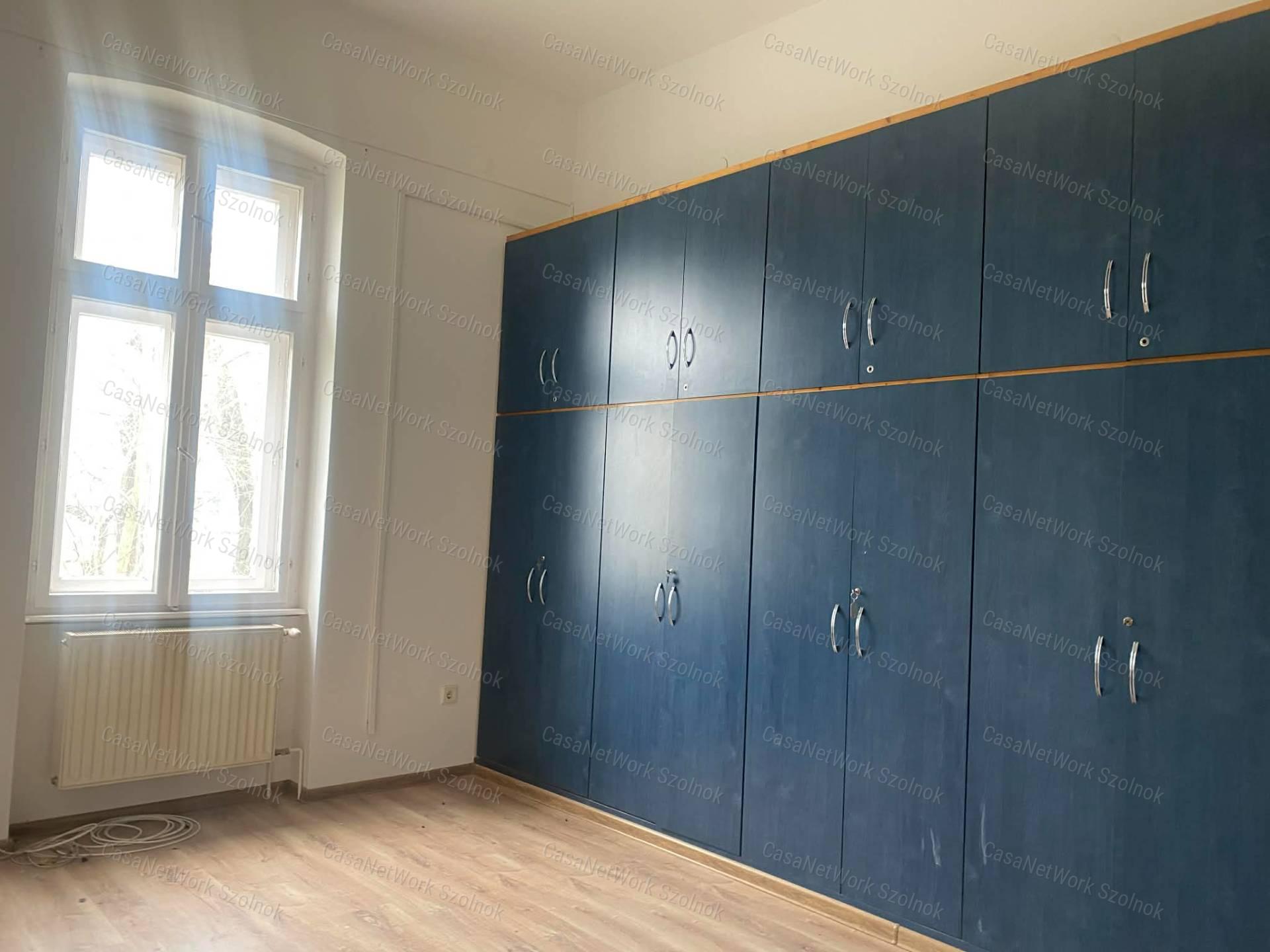 Szolnokon a József A. úton 36 m2-es, 2. emeleti irodahelyiség kiadó