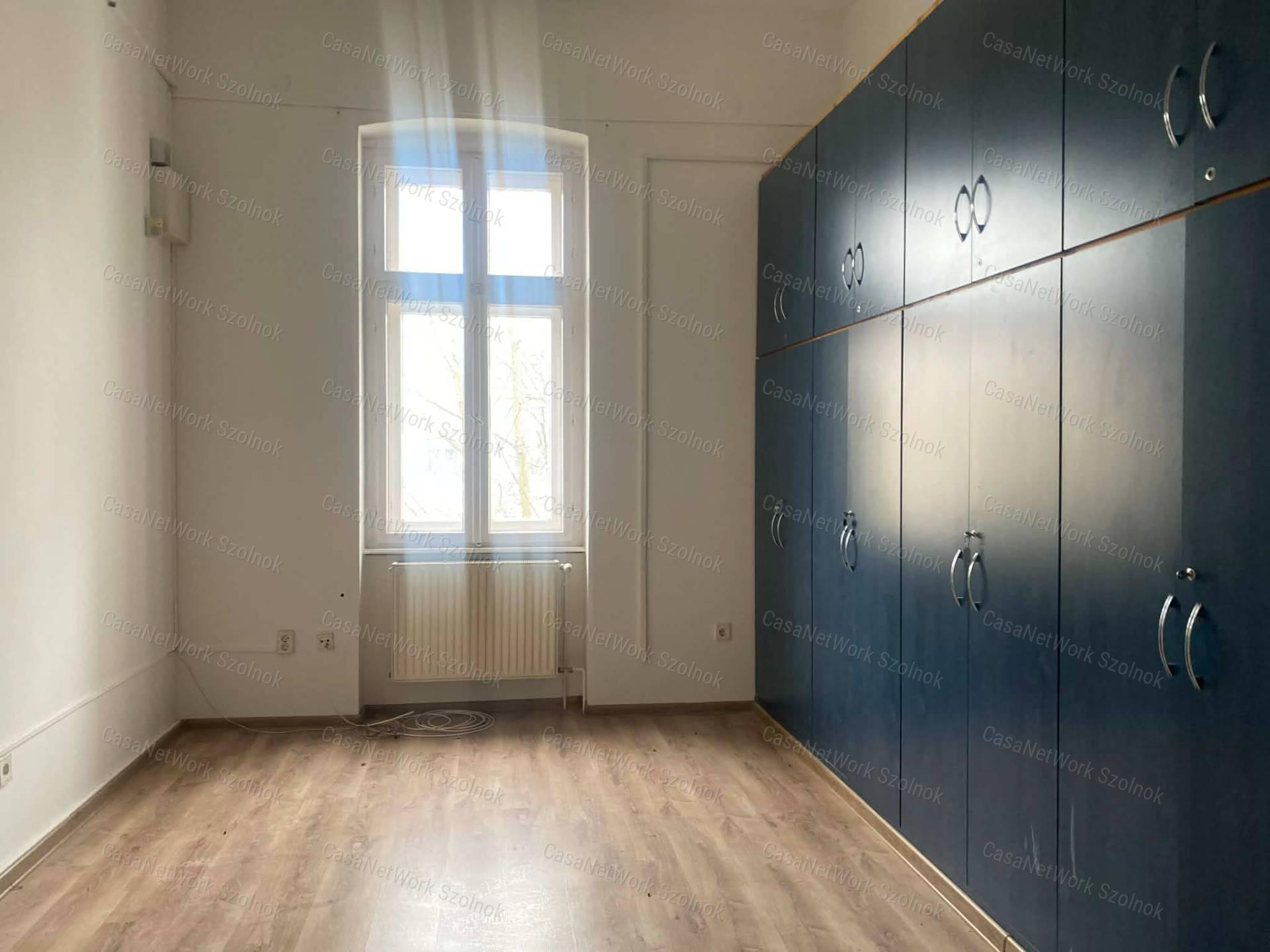Szolnokon a József A. úton 36 m2-es, 2. emeleti irodahelyiség kiadó
