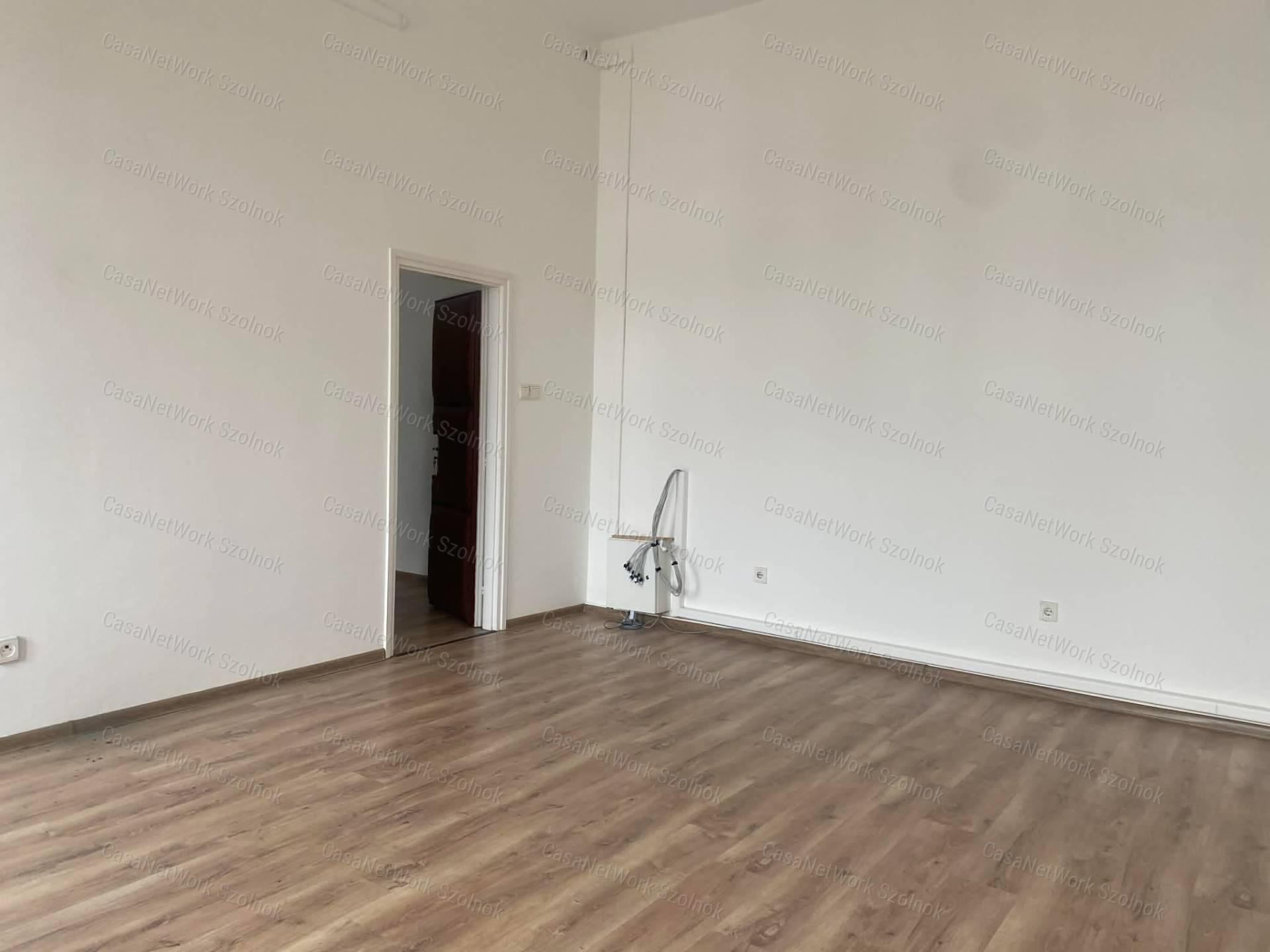 Szolnokon a József A. úton 36 m2-es, 2. emeleti irodahelyiség kiadó