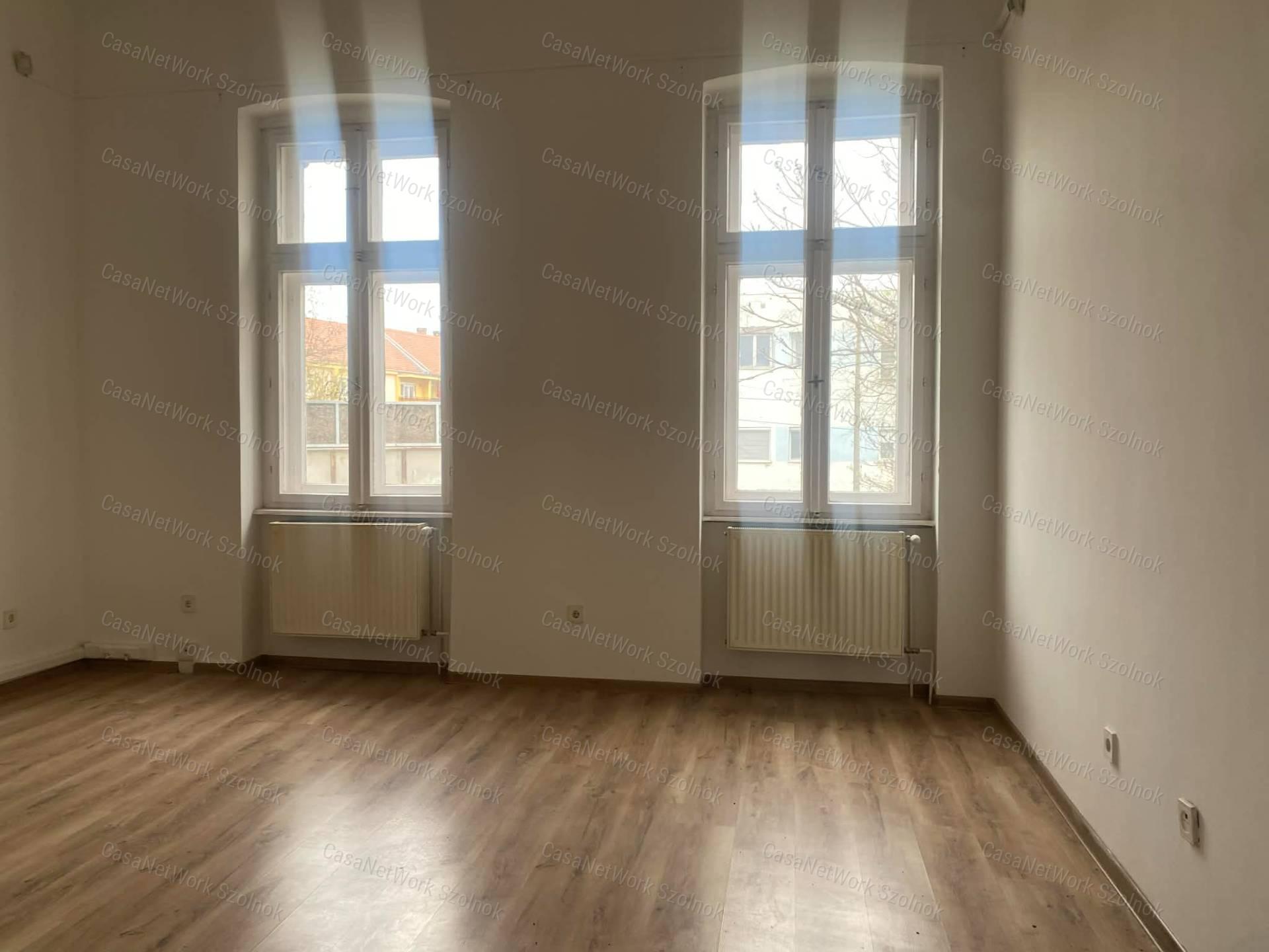 Szolnokon a József A. úton 36 m2-es, 2. emeleti irodahelyiség kiadó