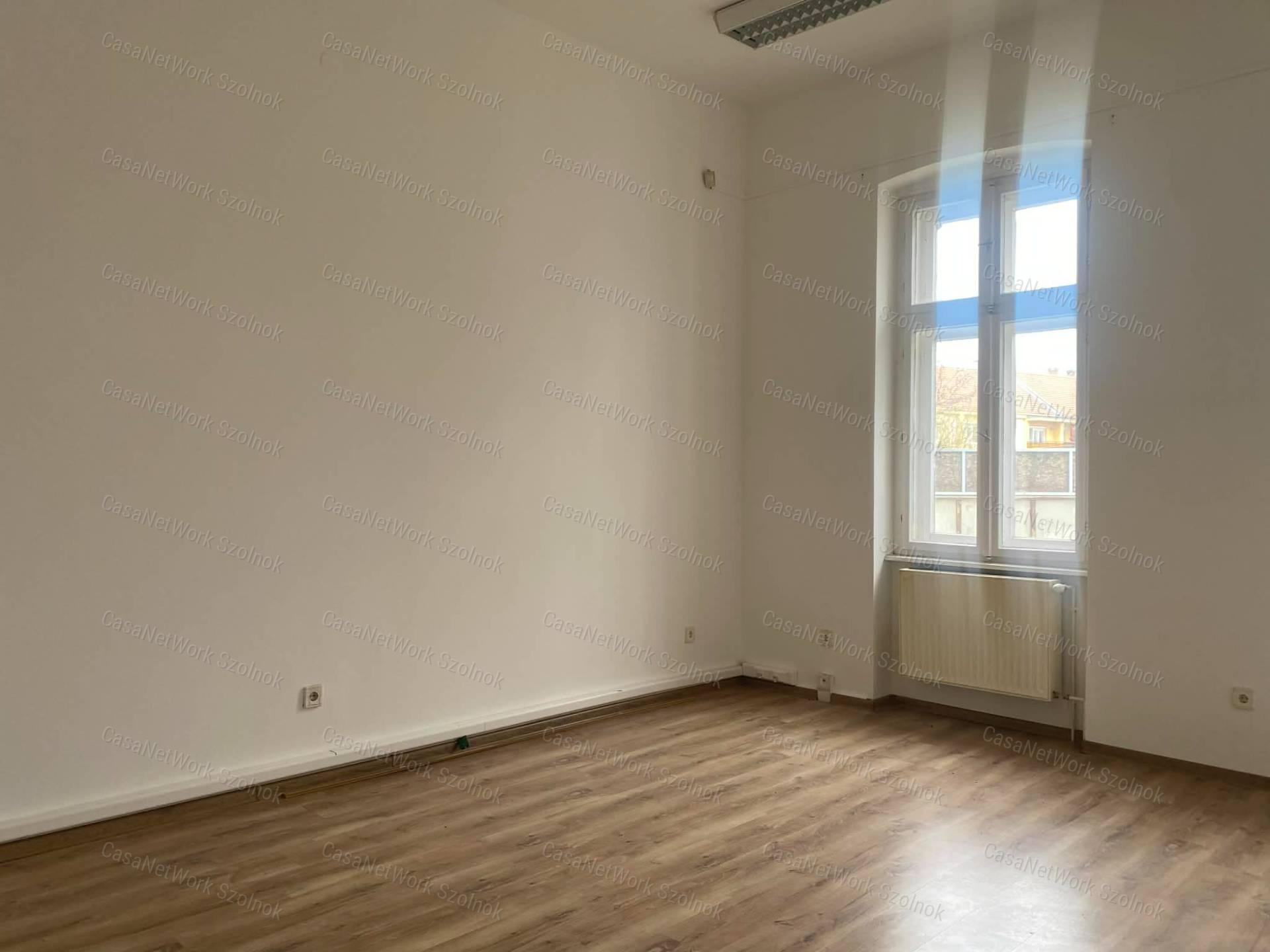 Szolnokon a József A. úton 36 m2-es, 2. emeleti irodahelyiség kiadó