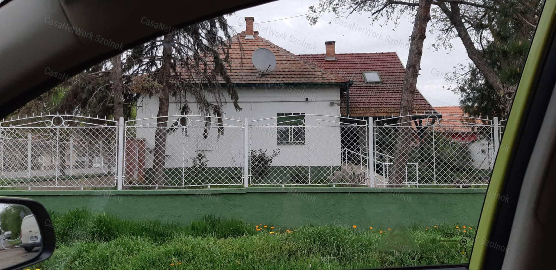 Eladó Tiszaföldváron kétgenerációs kertes családi ház!