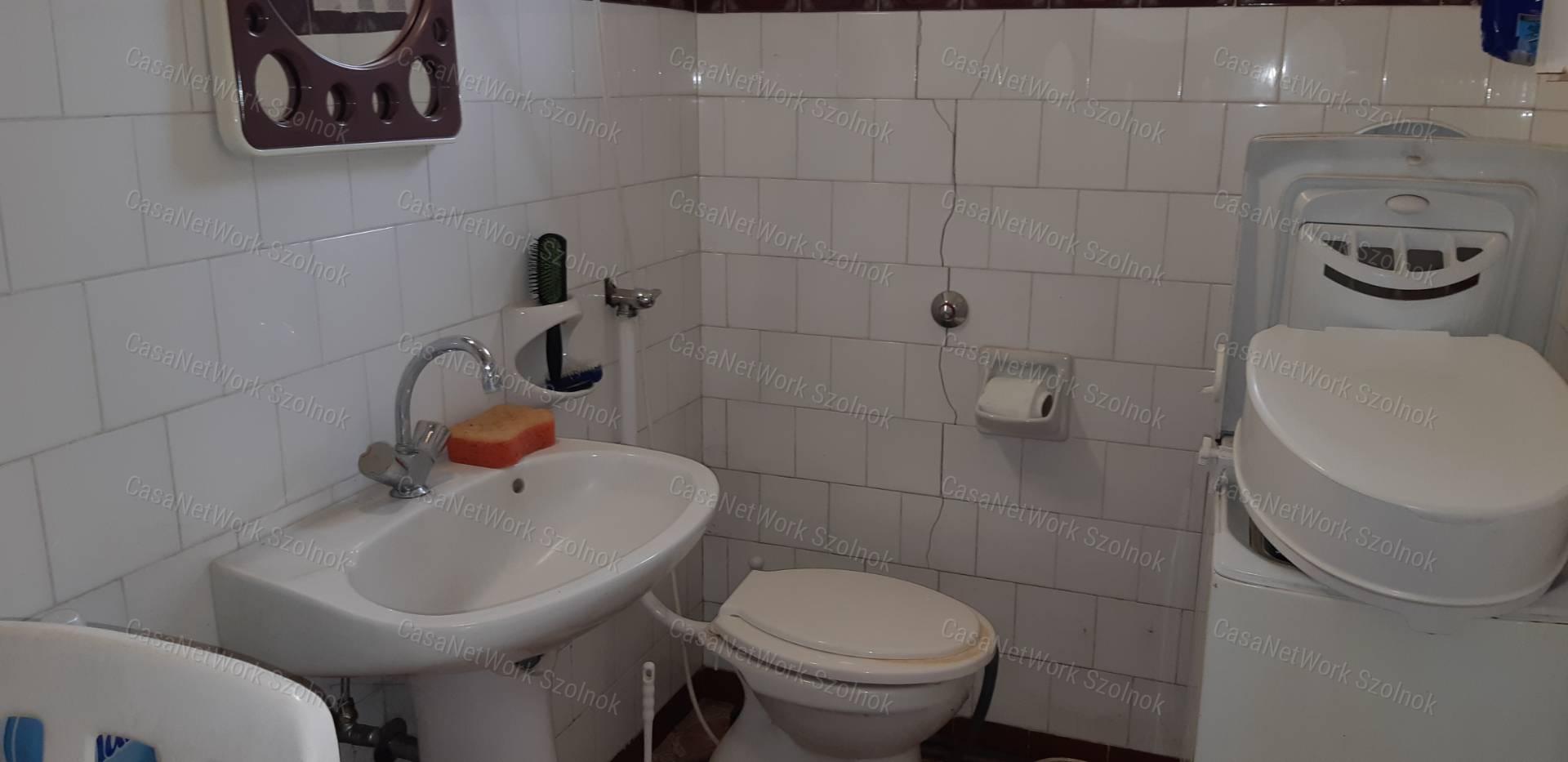 Eladó Tiszaföldváron kétgenerációs kertes családi ház!