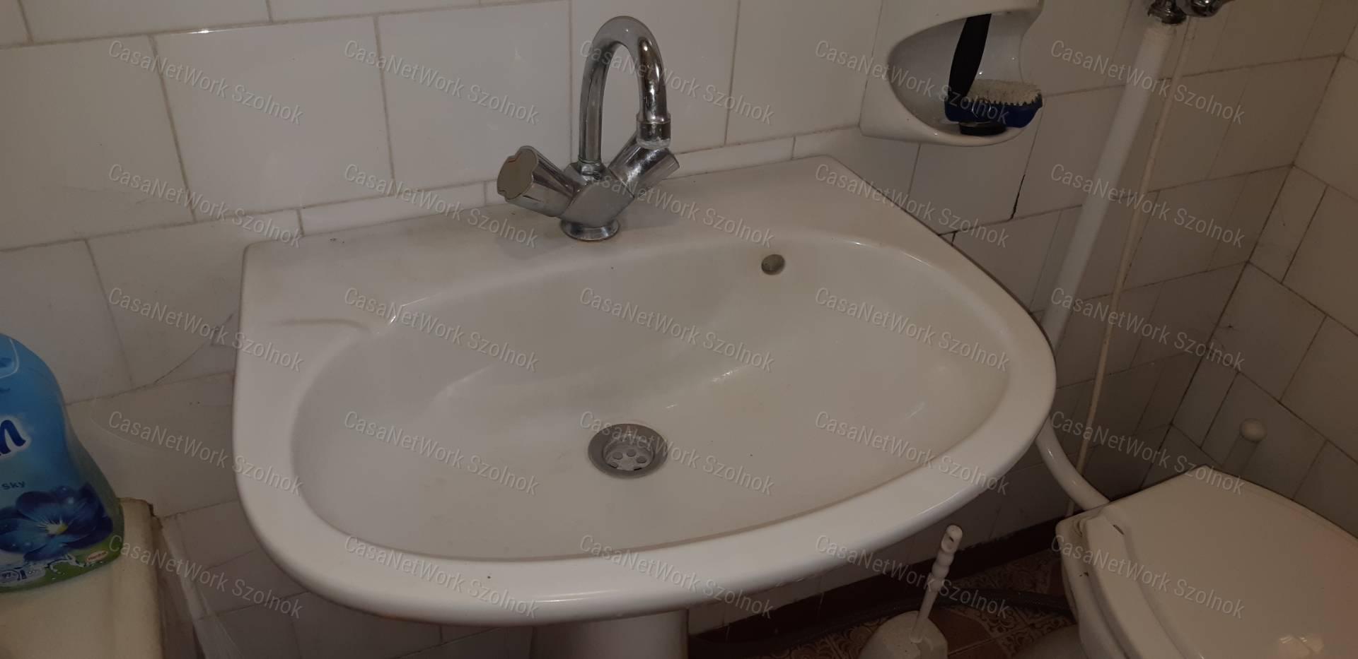 Eladó Tiszaföldváron kétgenerációs kertes családi ház!