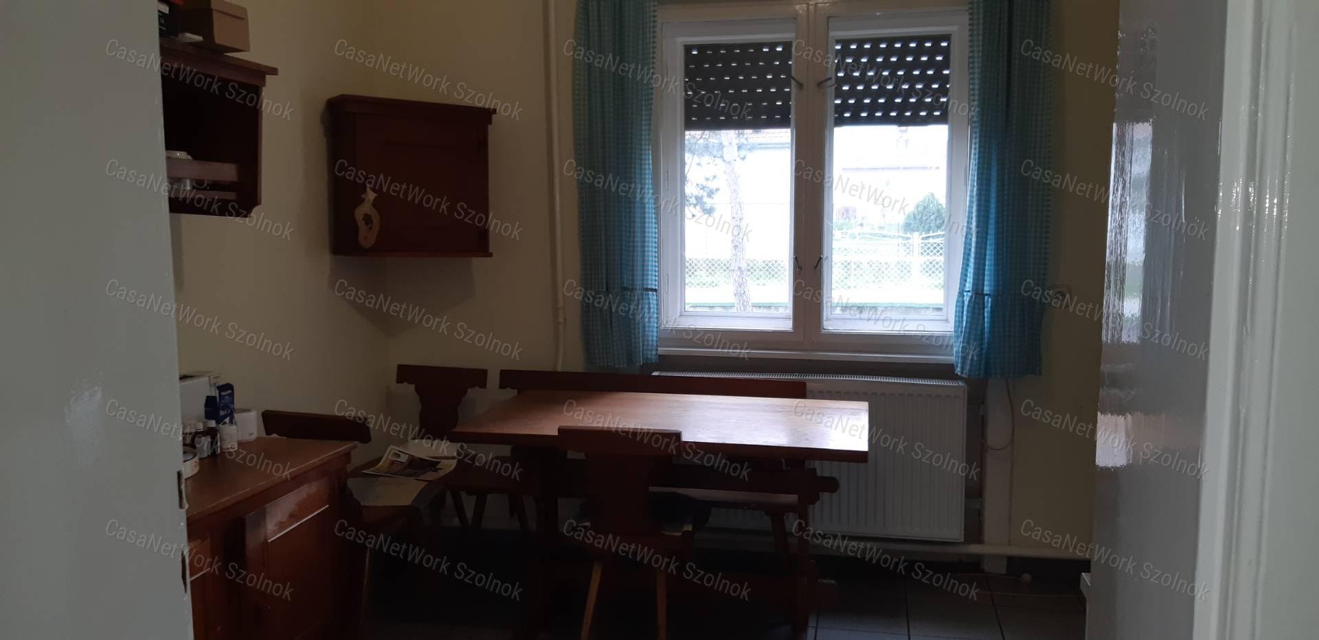 Eladó Tiszaföldváron kétgenerációs kertes családi ház!