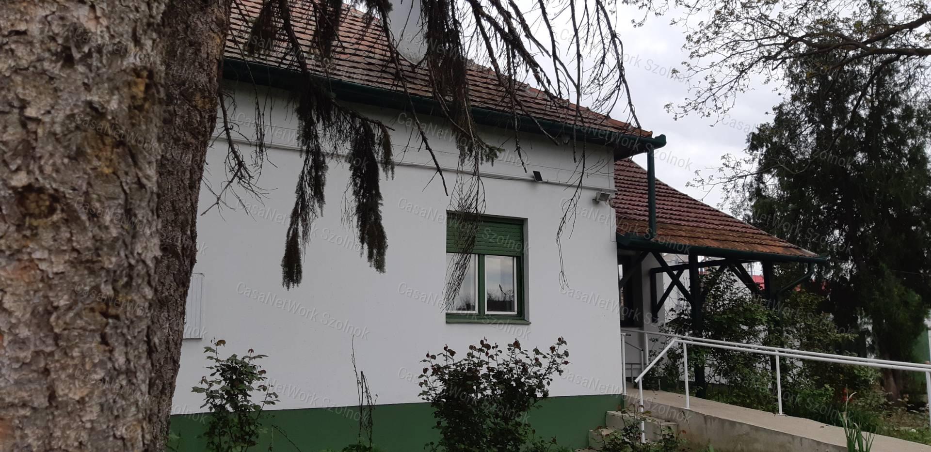 Eladó Tiszaföldváron kétgenerációs kertes családi ház!