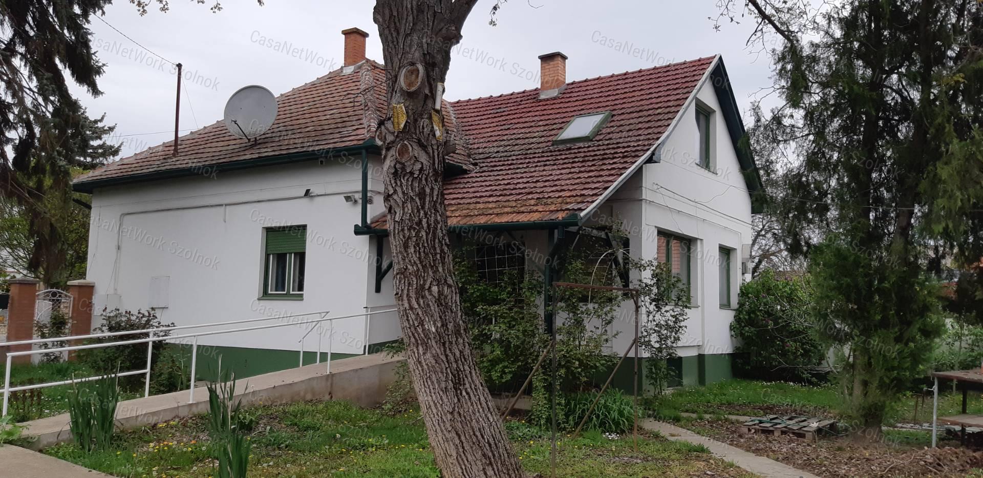 Eladó Tiszaföldváron kétgenerációs kertes családi ház!