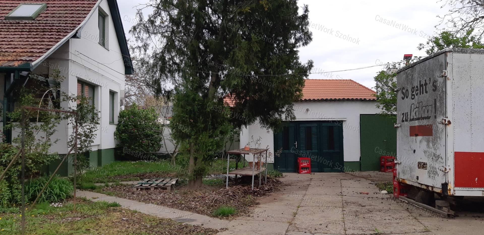 Eladó Tiszaföldváron kétgenerációs kertes családi ház!