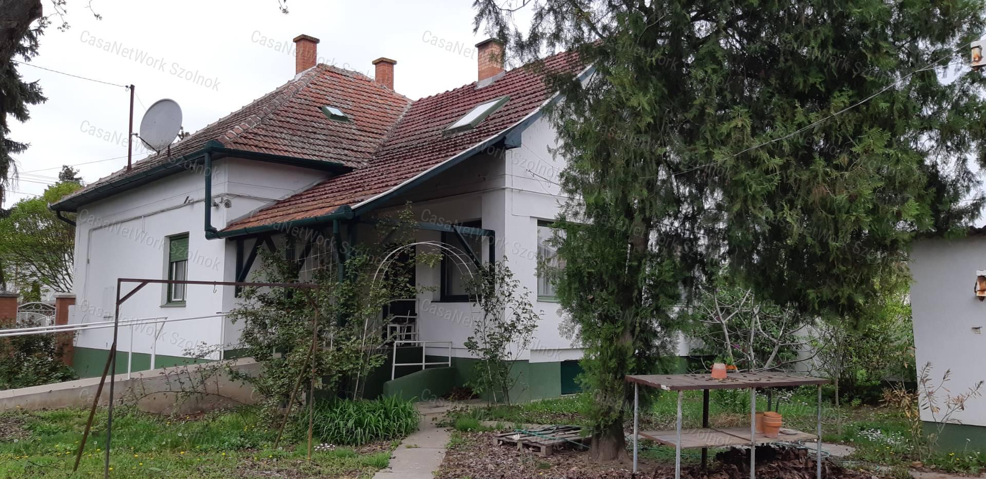 Eladó Tiszaföldváron kétgenerációs kertes családi ház!
