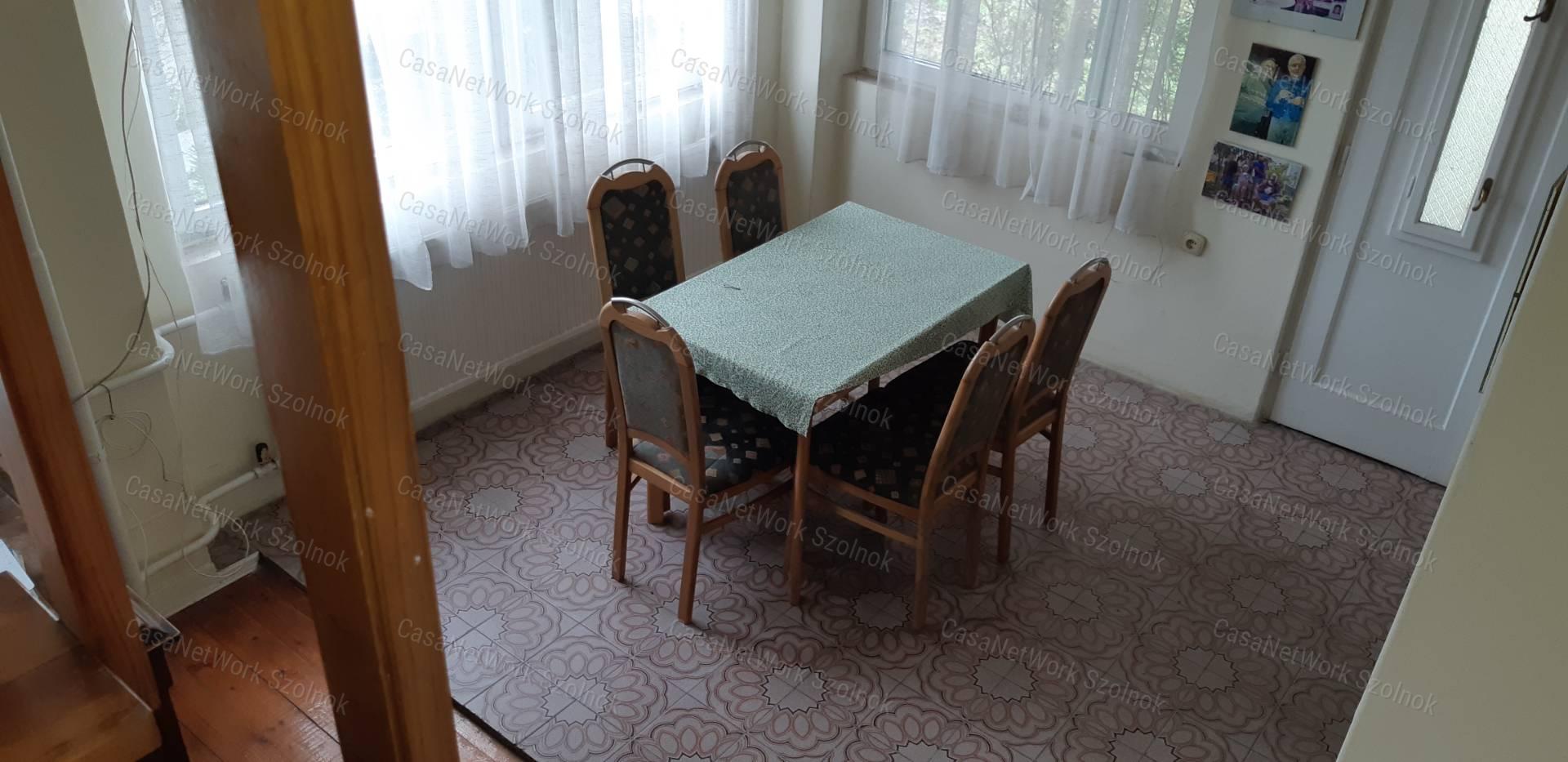 Eladó Tiszaföldváron kétgenerációs kertes családi ház!