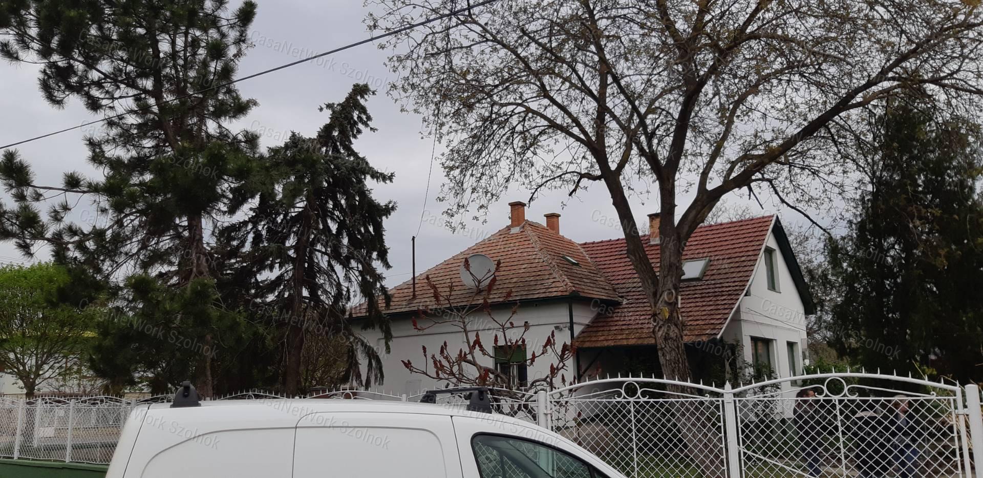 Eladó Tiszaföldváron kétgenerációs kertes családi ház!