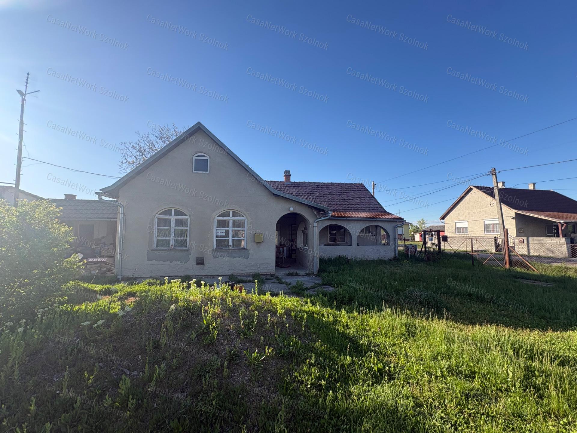 Újszászon eladó családi ház!