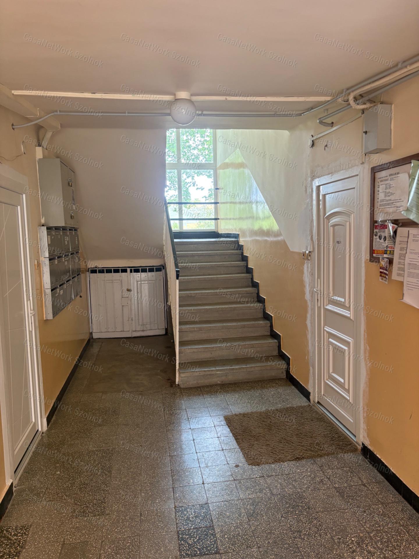 Szolnokon, a Tallinn városrészben 2 szobás 1. emeleti lakás eladó!