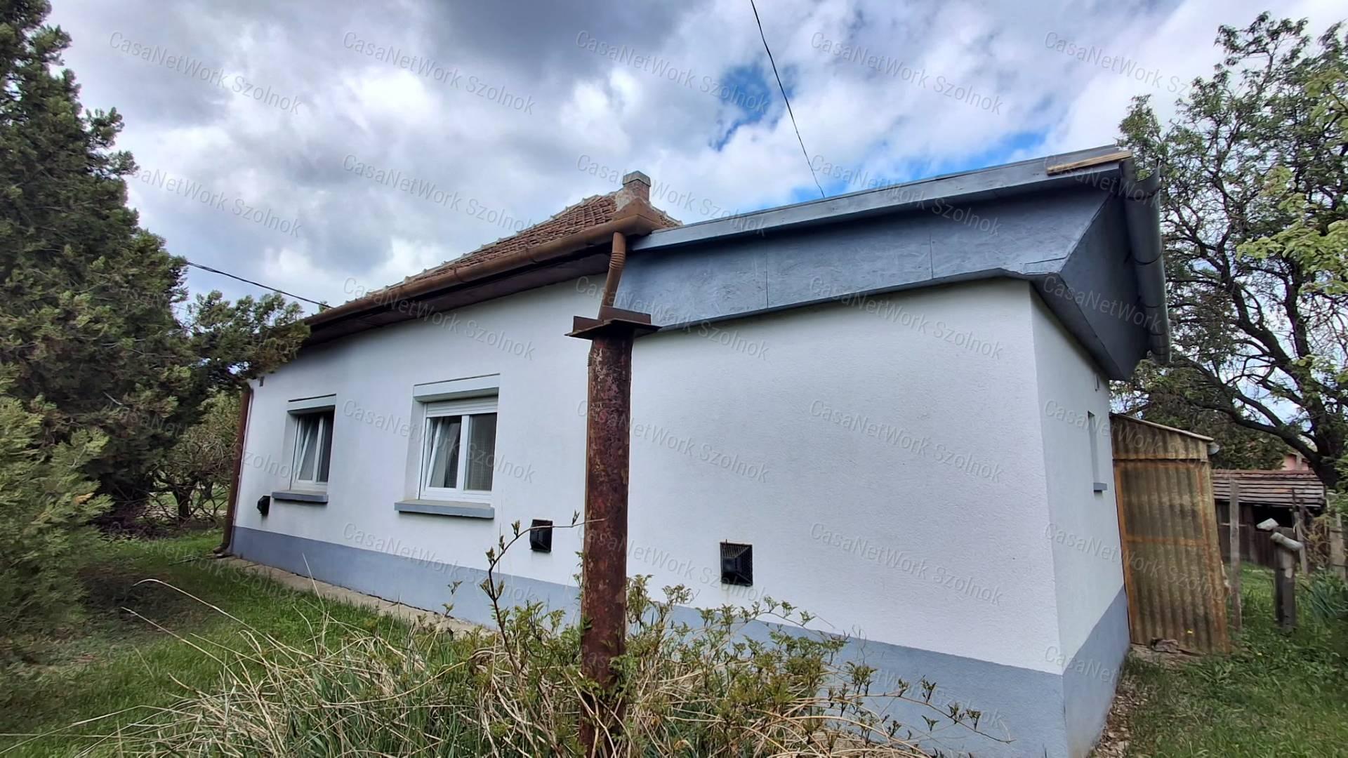 Szajol újfaluban három szobás jó elrendezésű családi ház eladó