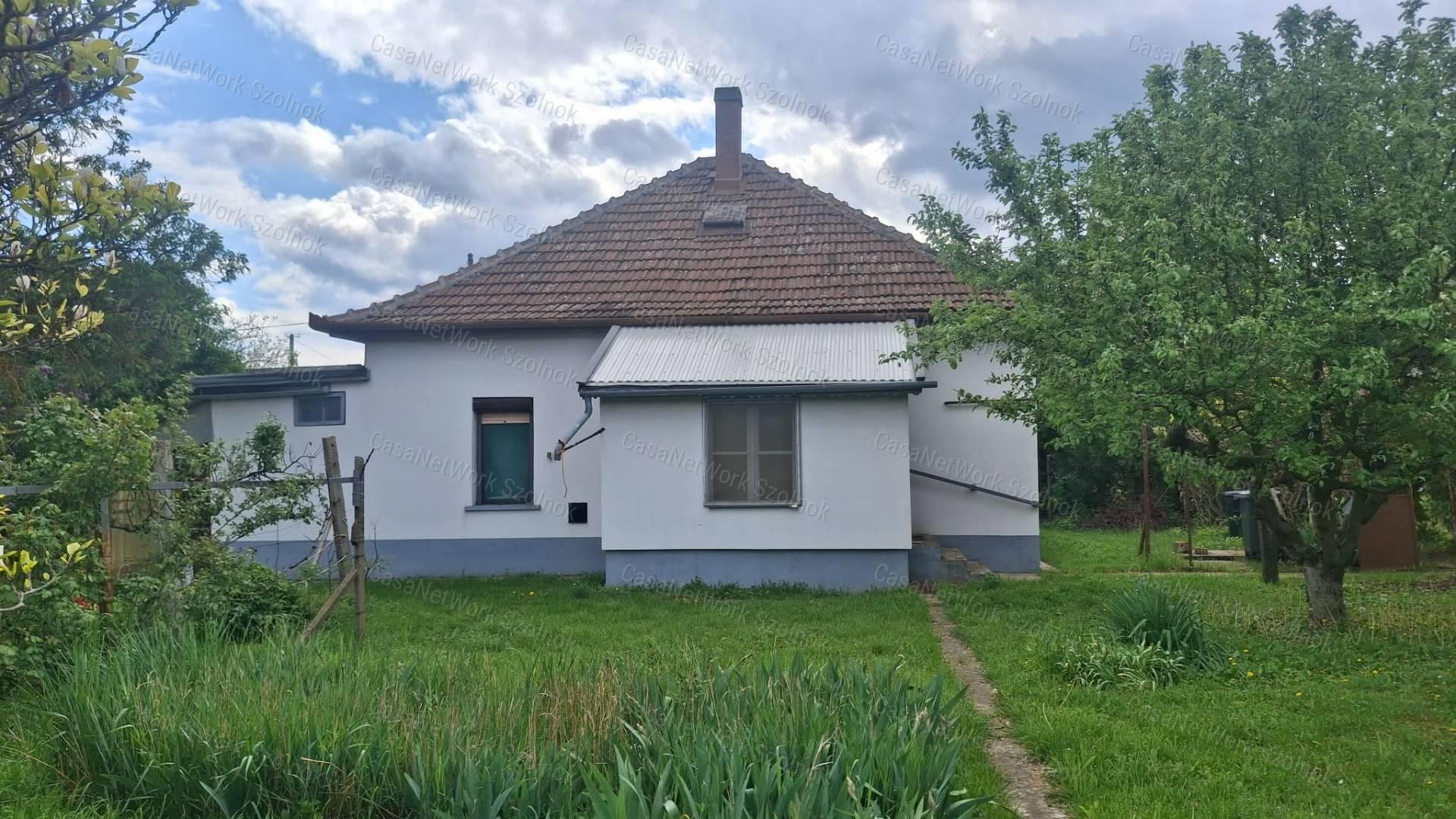 Szajol újfaluban három szobás jó elrendezésű családi ház eladó