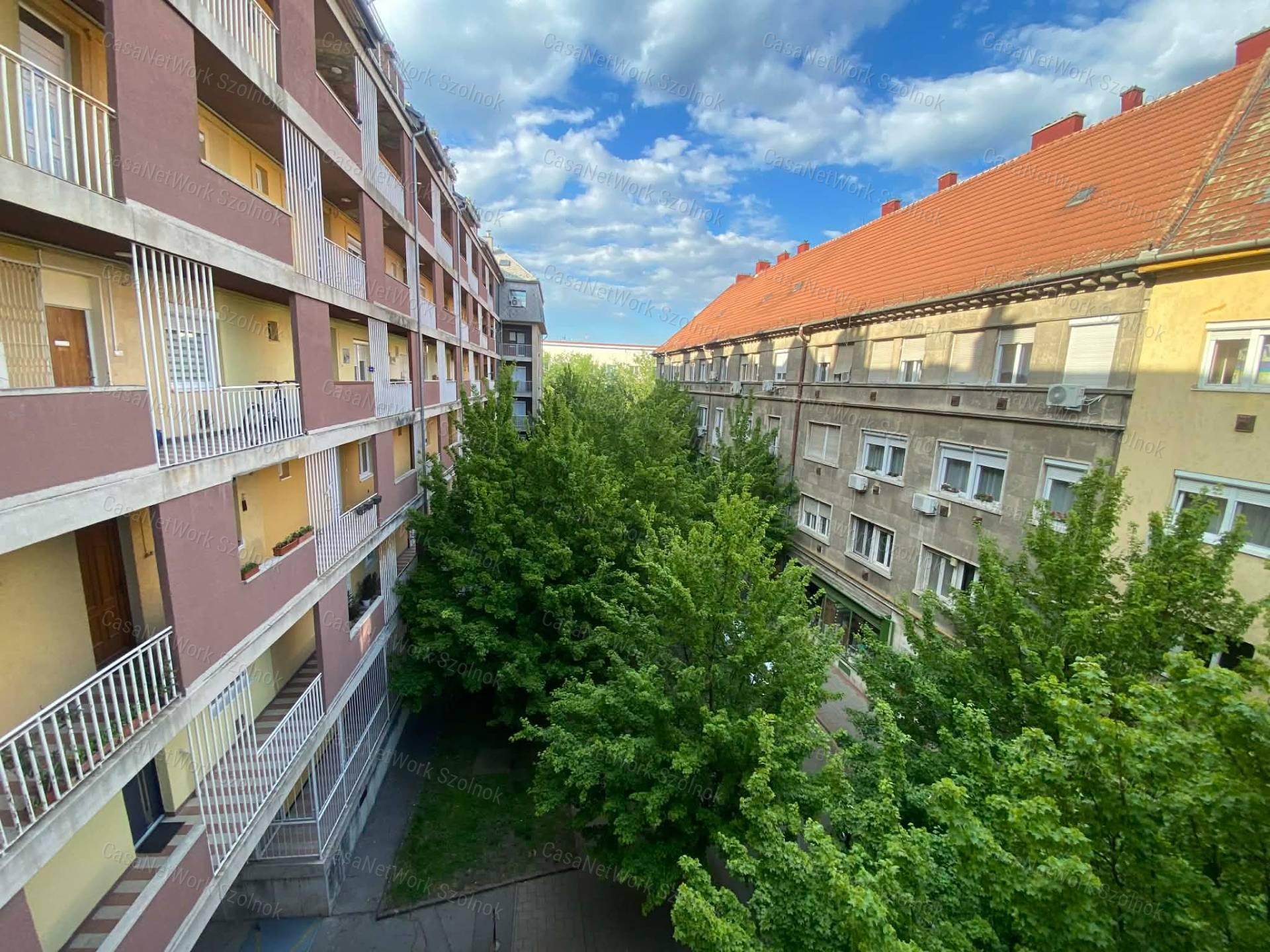 Szolnokon a Kossuth téren felújított 2 szobás lakás eladó!