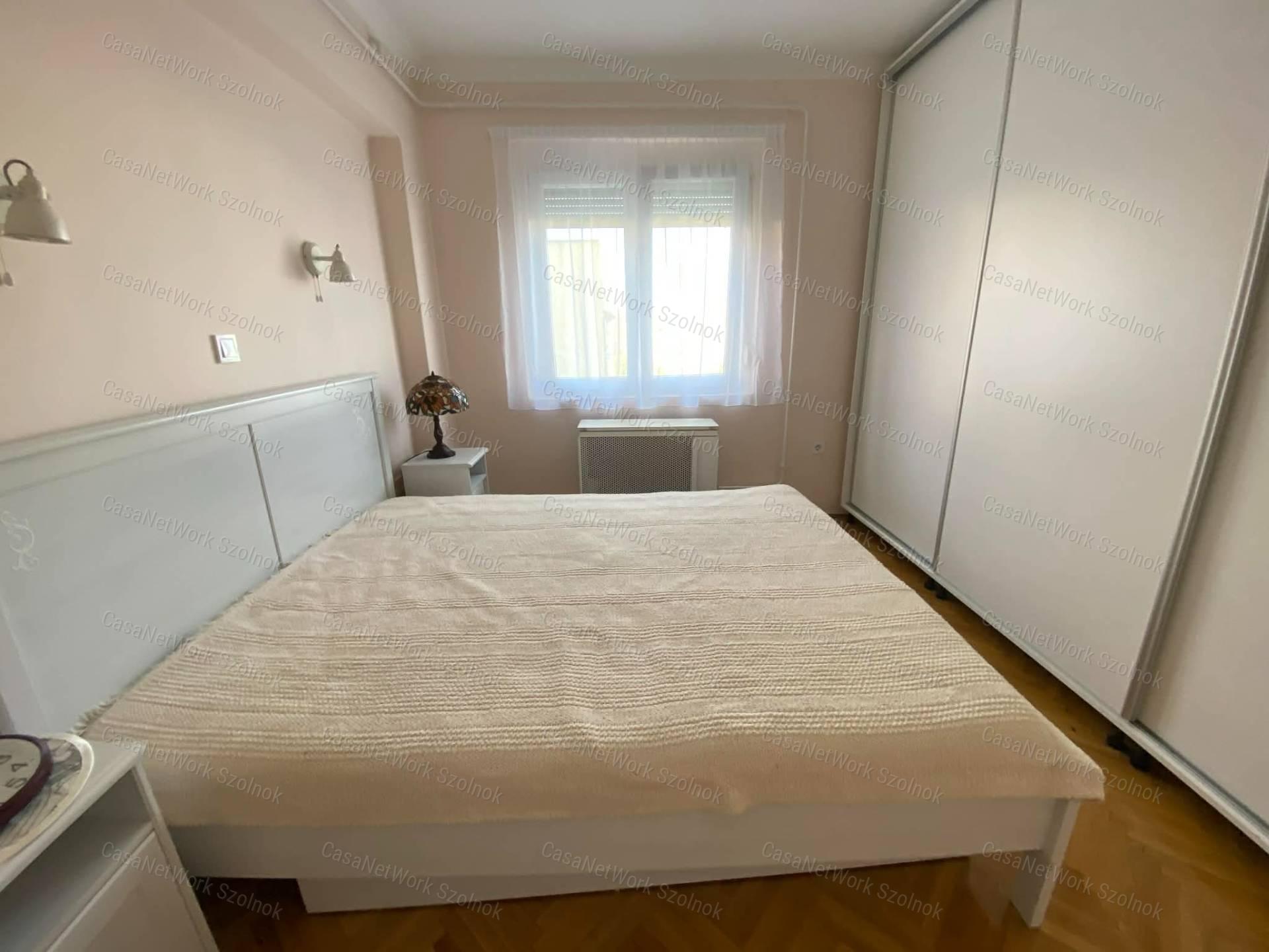 Szolnokon a Kossuth téren felújított 2 szobás lakás eladó!
