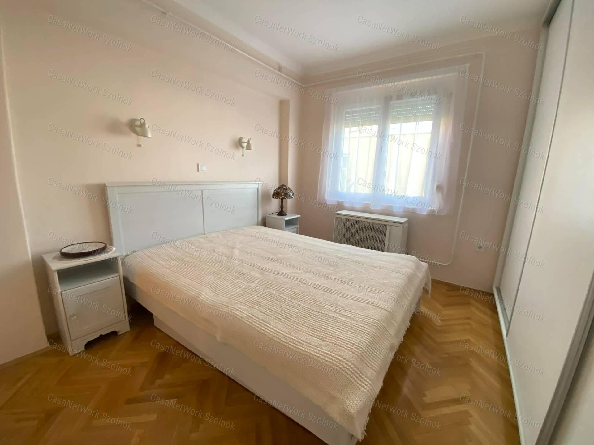 Szolnokon a Kossuth téren felújított 2 szobás lakás eladó!