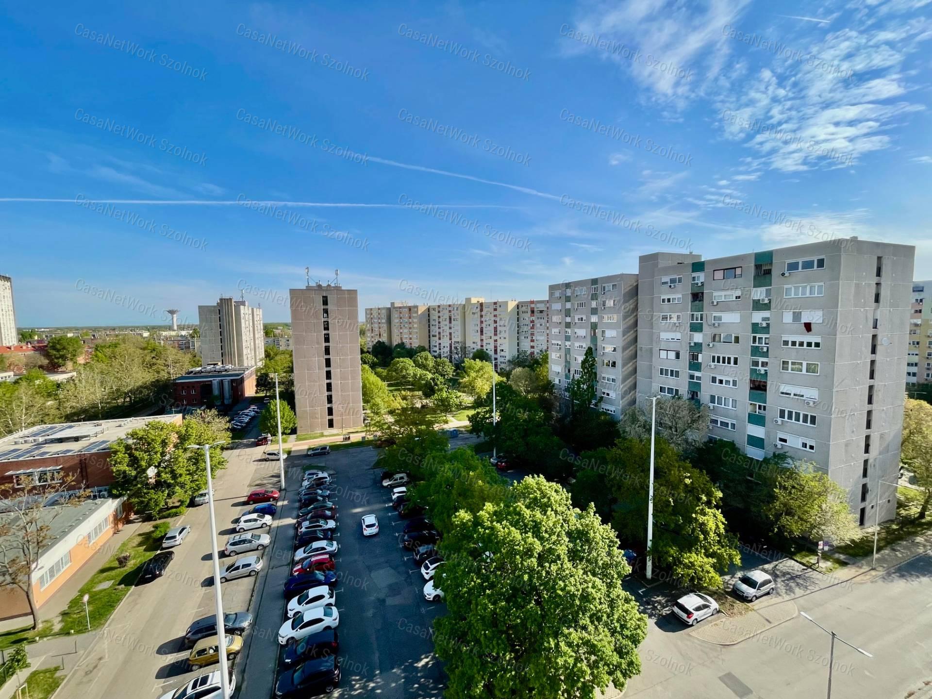 Eladó Szolnok belvárosában Ady E. úton egy 49 m2-es két szobás lakás.
