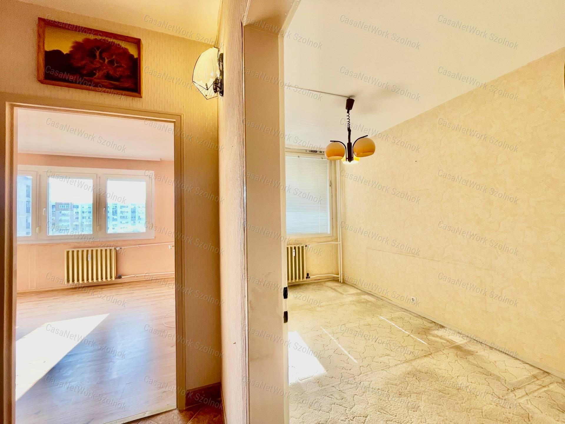 Eladó Szolnok belvárosában Ady E. úton egy 49 m2-es két szobás lakás.