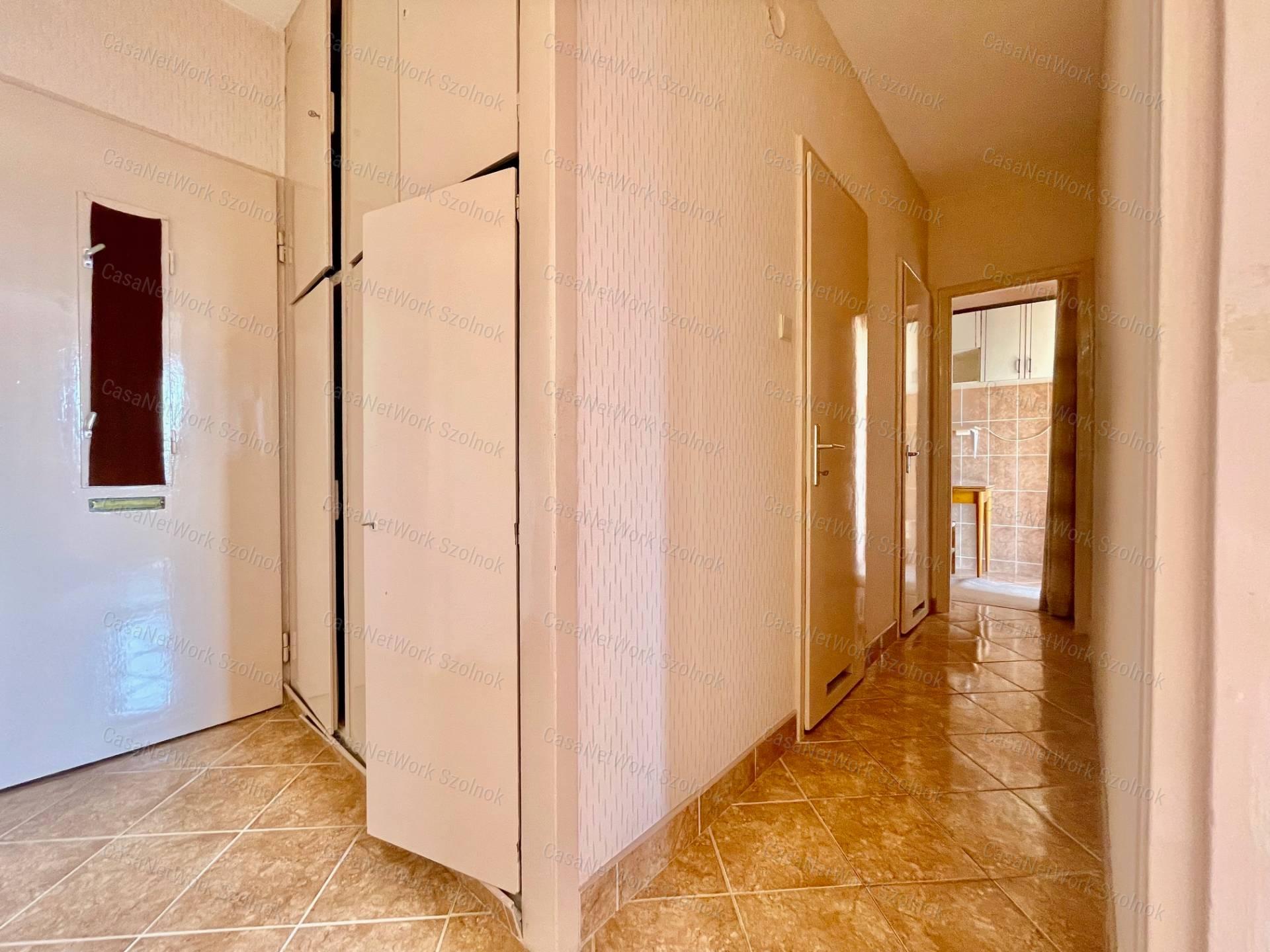 Eladó Szolnok belvárosában Ady E. úton egy 49 m2-es két szobás lakás.