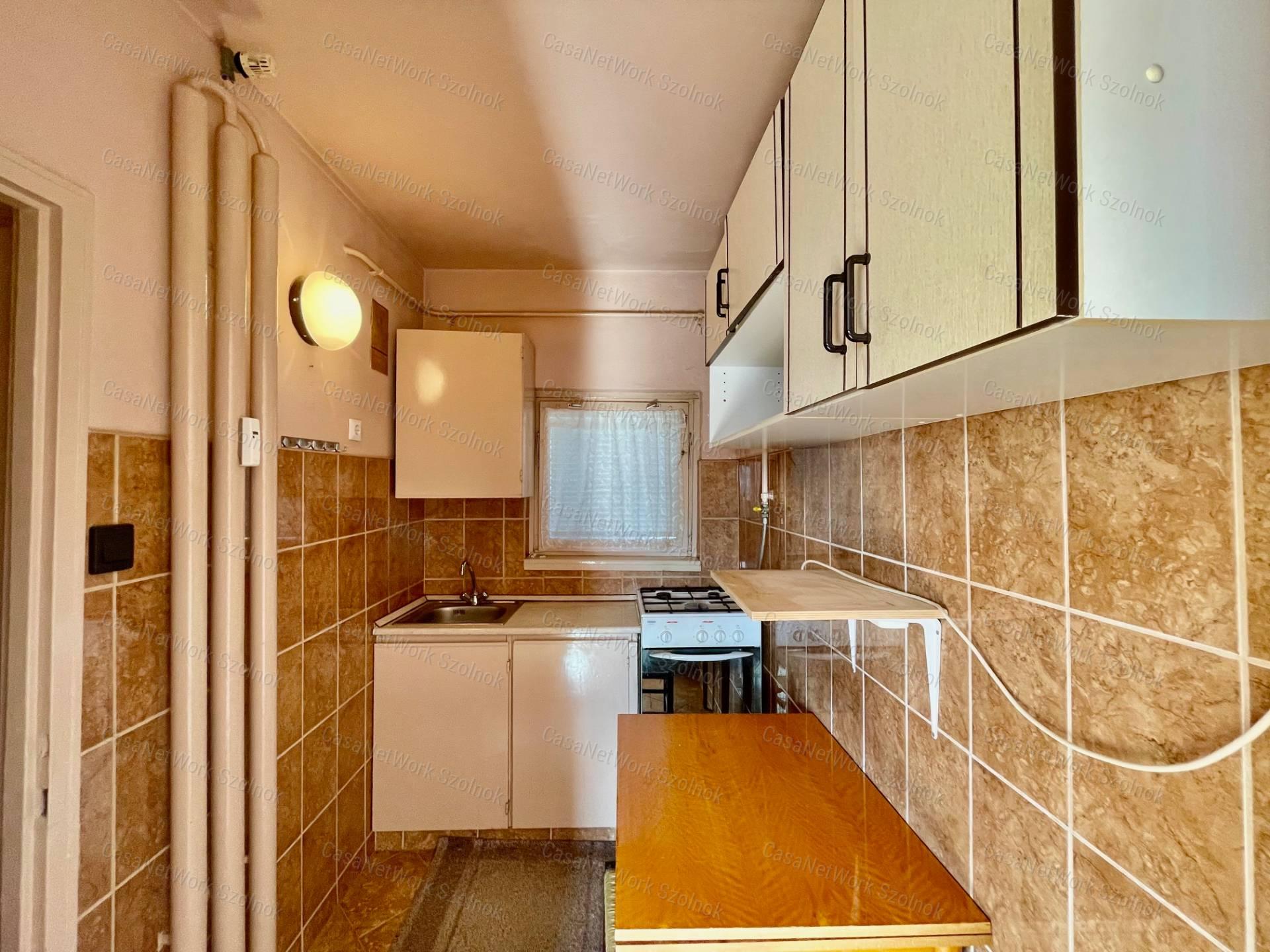 Eladó Szolnok belvárosában Ady E. úton egy 49 m2-es két szobás lakás.