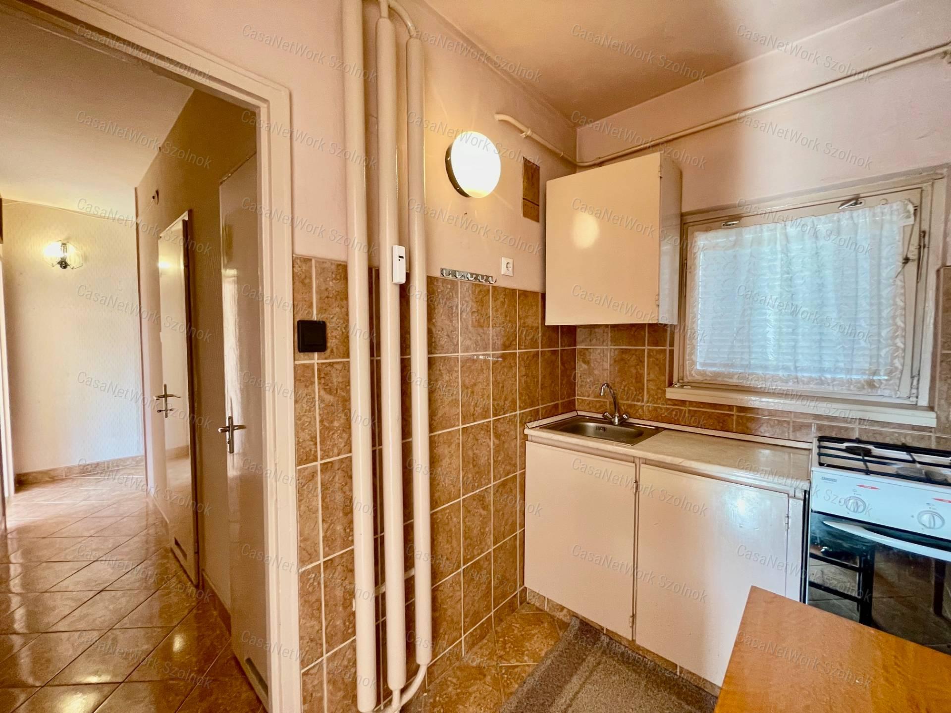 Eladó Szolnok belvárosában Ady E. úton egy 49 m2-es két szobás lakás.