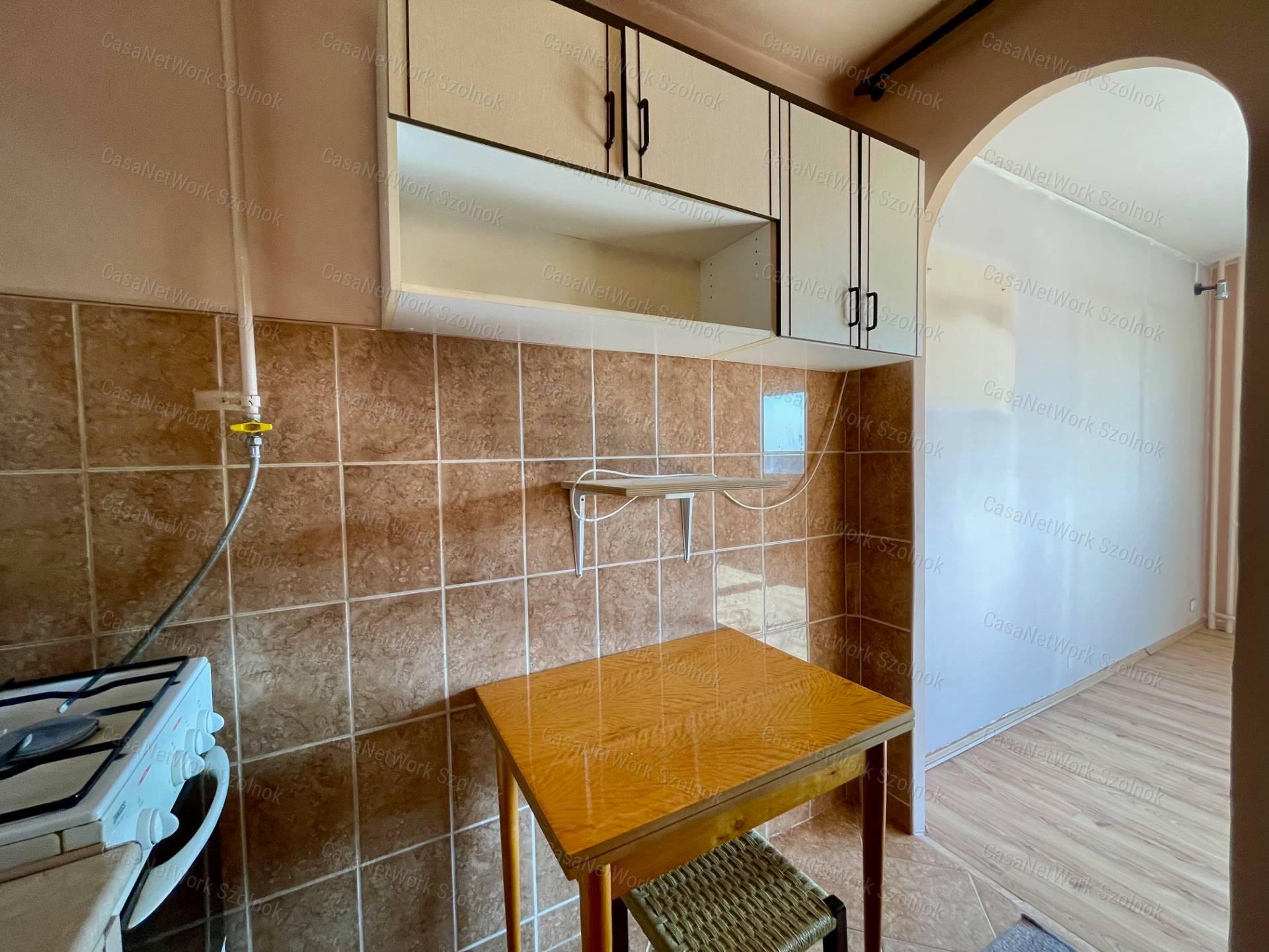 Eladó Szolnok belvárosában Ady E. úton egy 49 m2-es két szobás lakás.