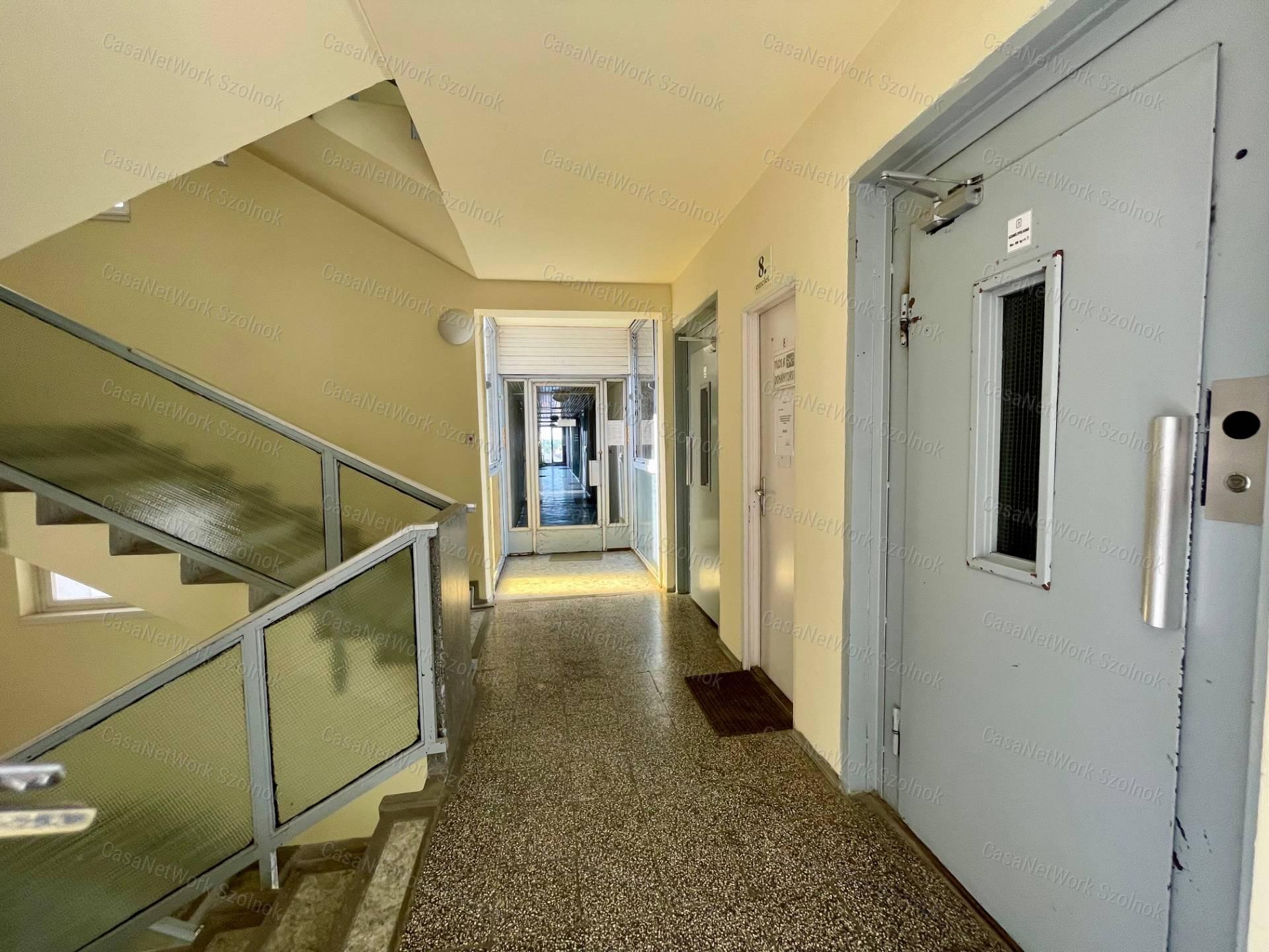 Eladó Szolnok belvárosában Ady E. úton egy 49 m2-es két szobás lakás.