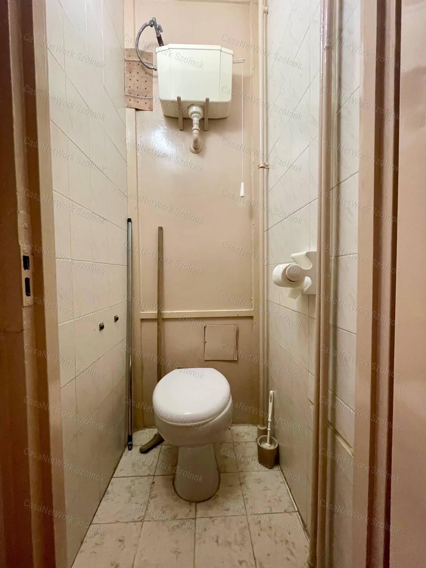 Eladó Szolnok belvárosában Ady E. úton egy 49 m2-es két szobás lakás.