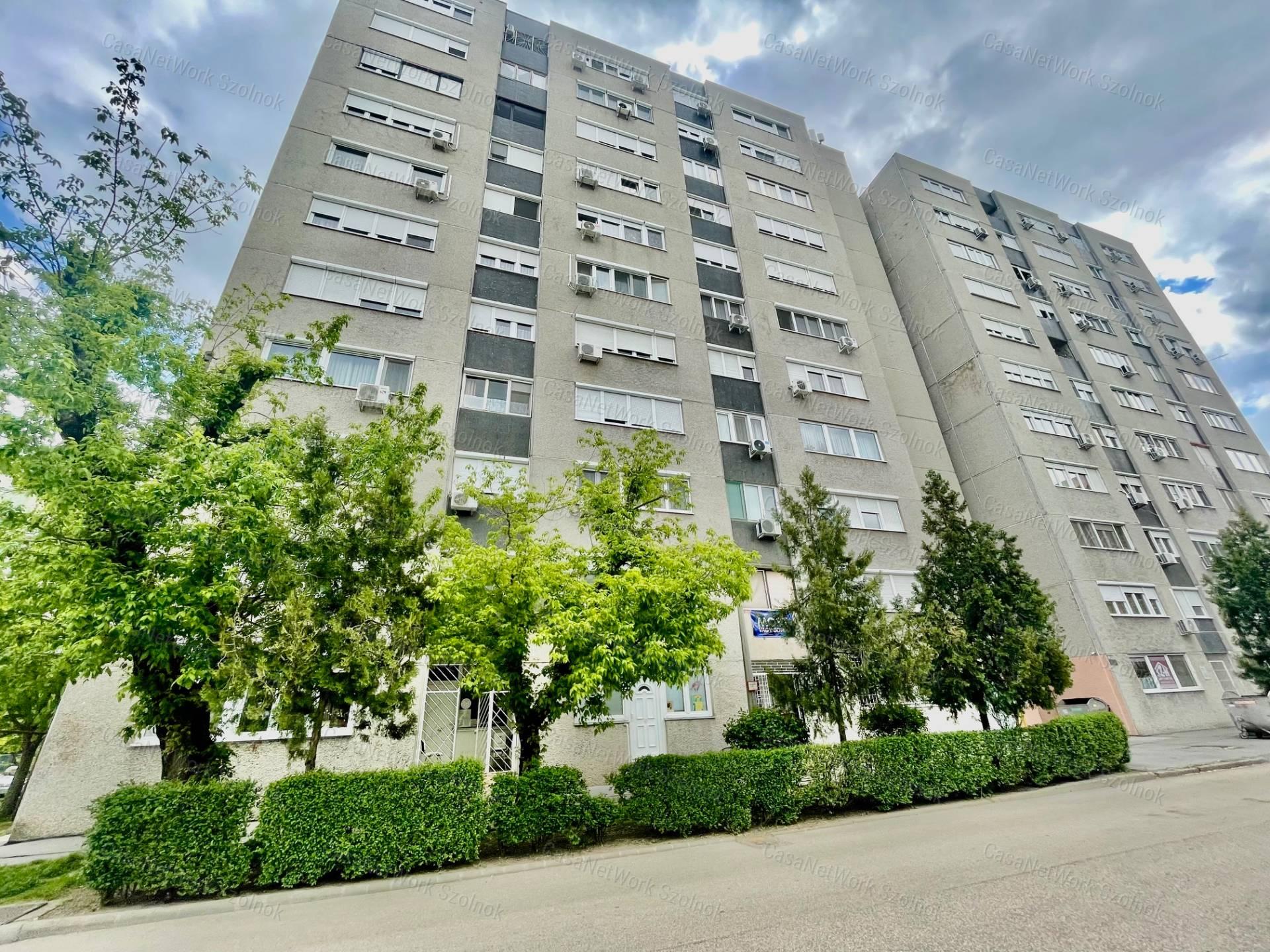 Eladó Szolnok belvárosában Ady E. úton egy 49 m2-es két szobás lakás.