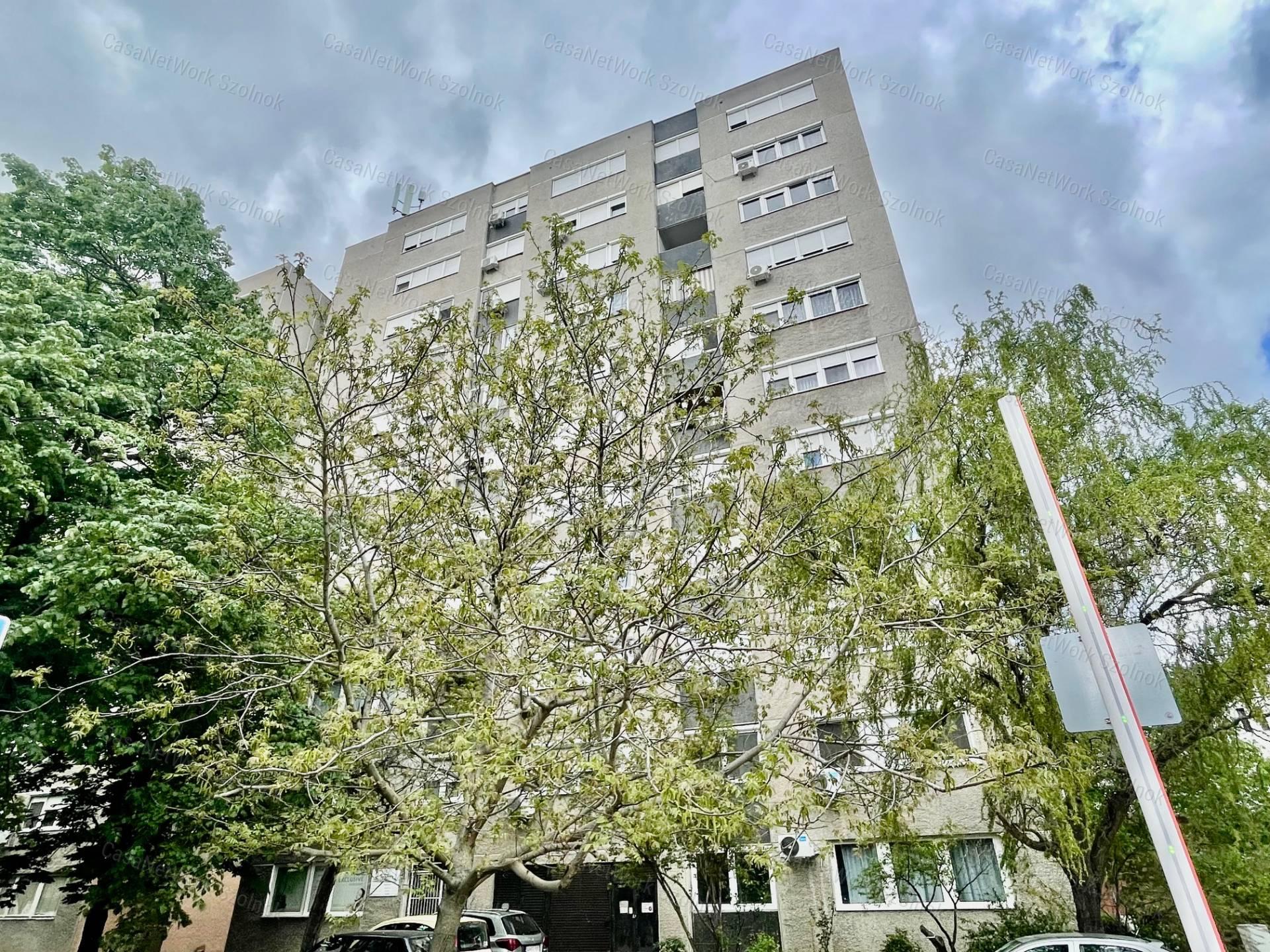 Eladó Szolnok belvárosában Ady E. úton egy 49 m2-es két szobás lakás.