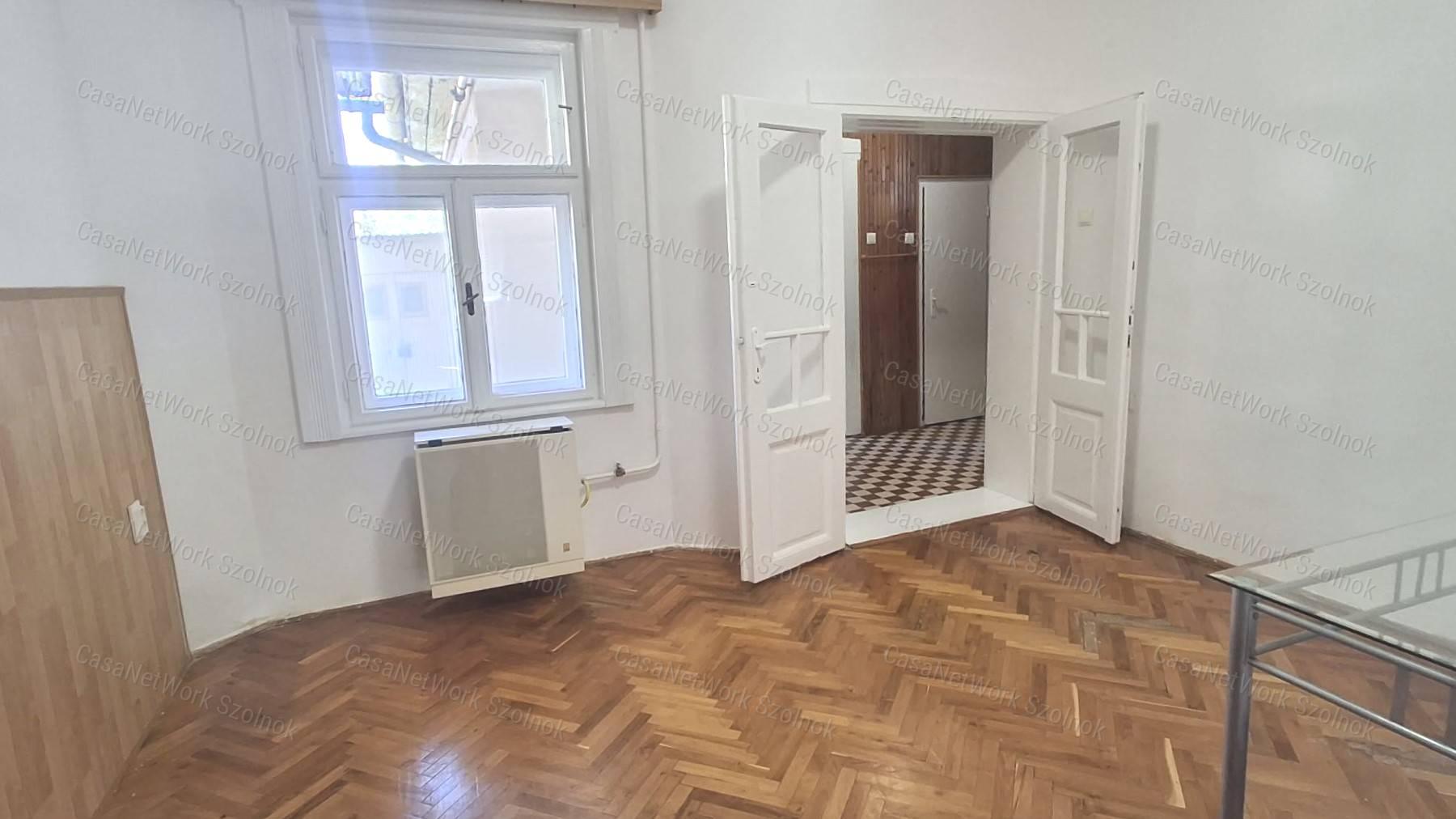 Eladó Szolnok belvárosában KÉT LAKÁS EGY ÁRBAN!