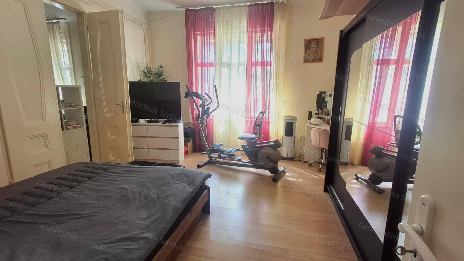 Eladó Szolnok belvárosában KÉT LAKÁS EGY ÁRBAN!