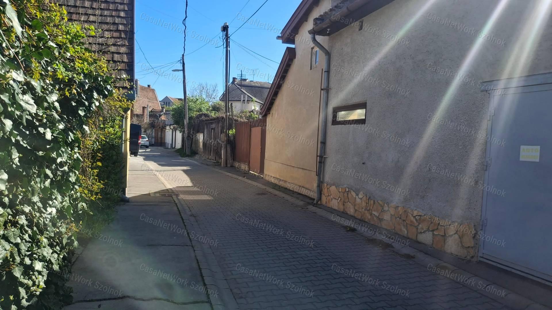 Eladó Szolnok belvárosában KÉT LAKÁS EGY ÁRBAN!