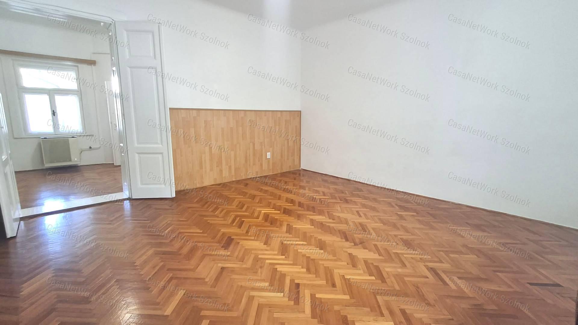 Eladó Szolnok belvárosában KÉT LAKÁS EGY ÁRBAN!