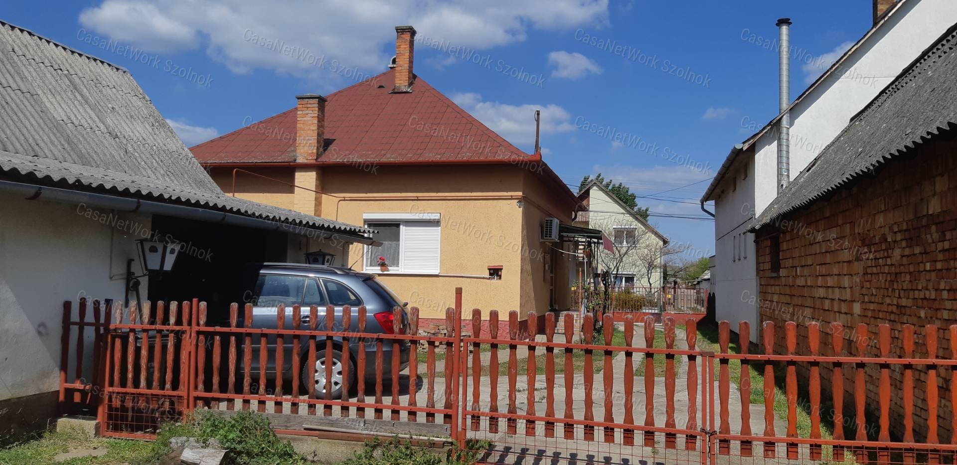 Tiszaföldváron eladó jó állapotú kertes családi ház!