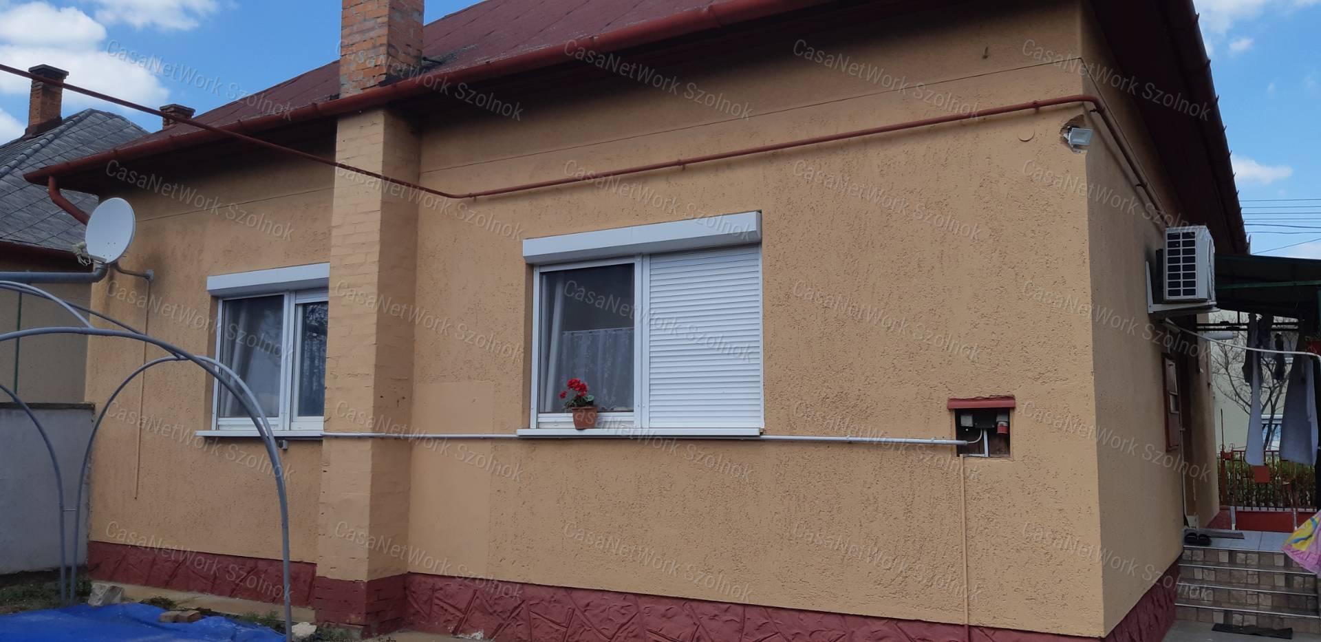Tiszaföldváron eladó jó állapotú kertes családi ház!