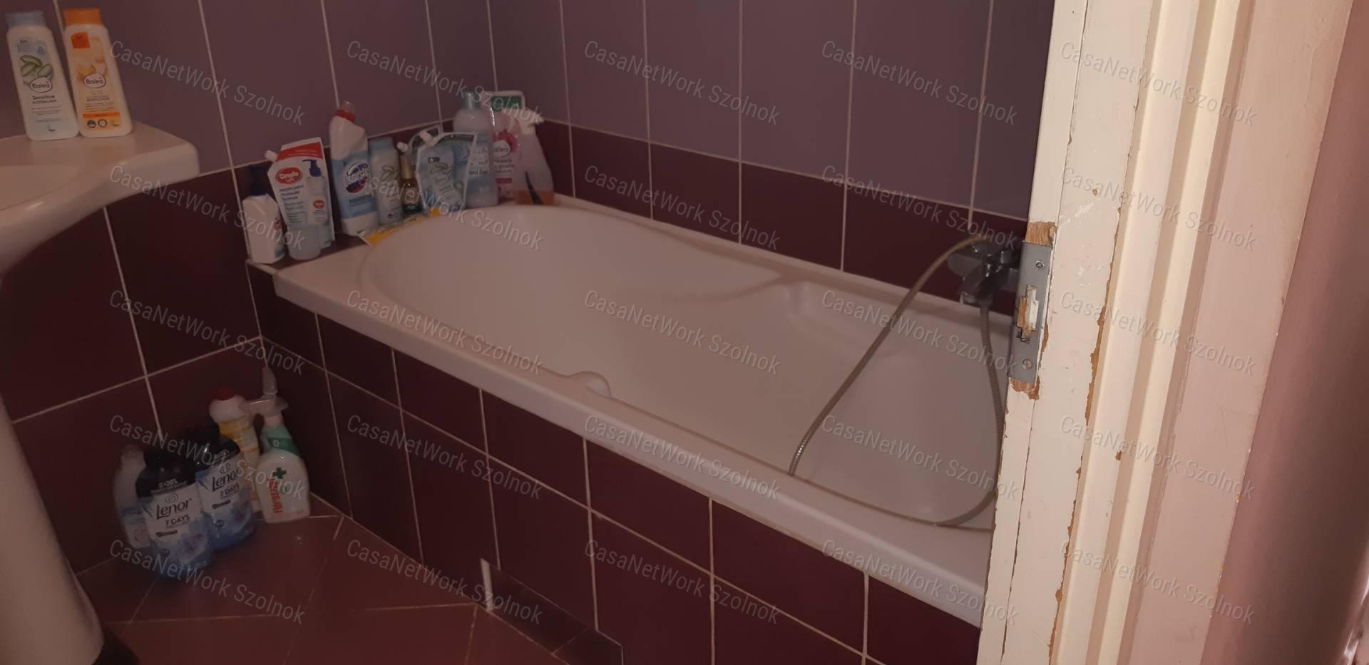 Tiszaföldváron eladó jó állapotú kertes családi ház!