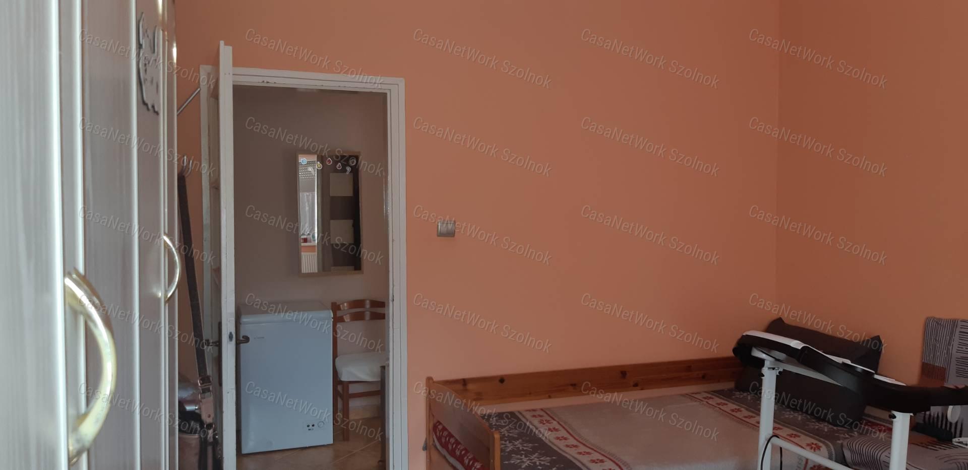Tiszaföldváron eladó jó állapotú kertes családi ház!