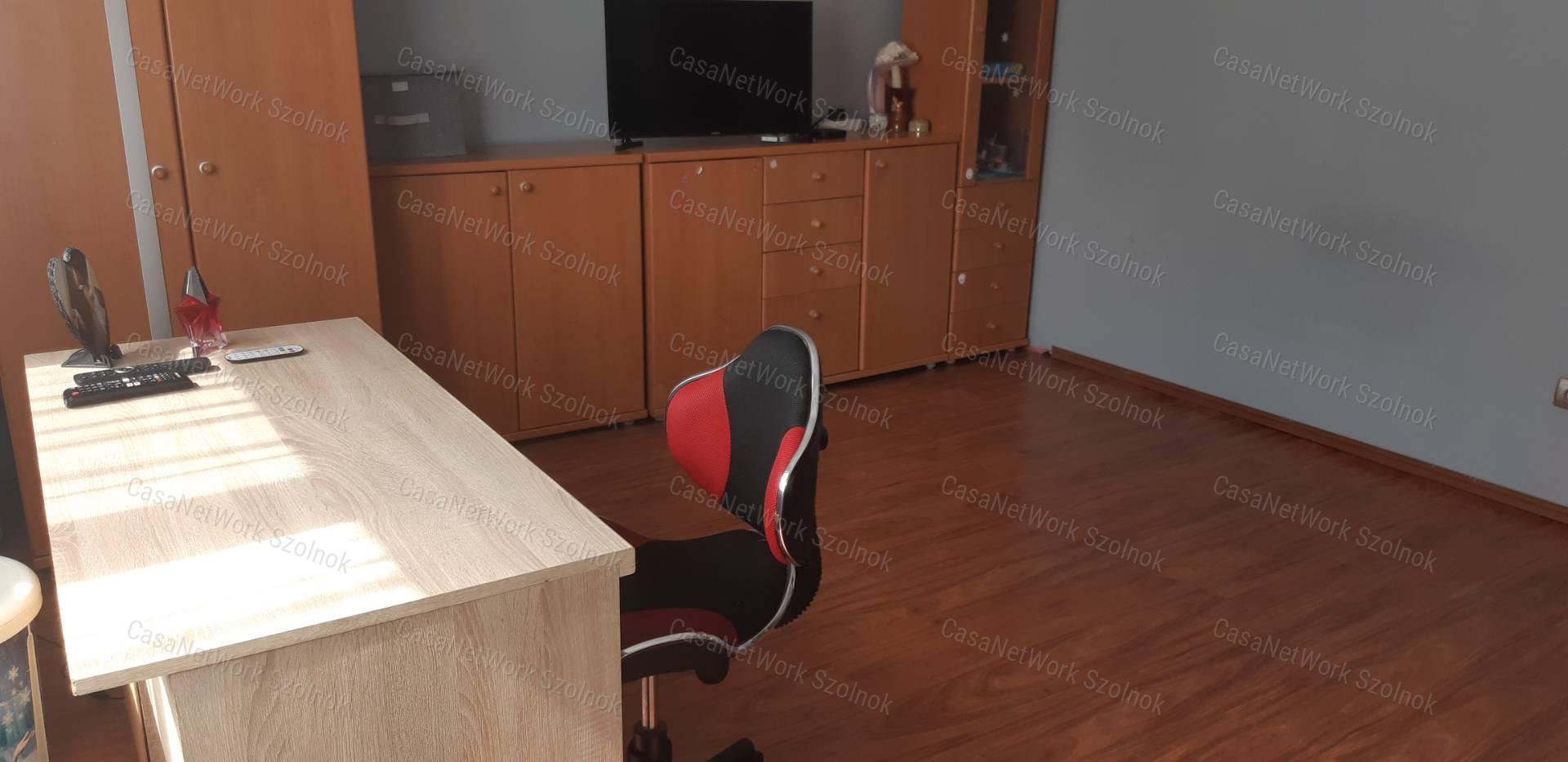 Tiszaföldváron eladó jó állapotú kertes családi ház!