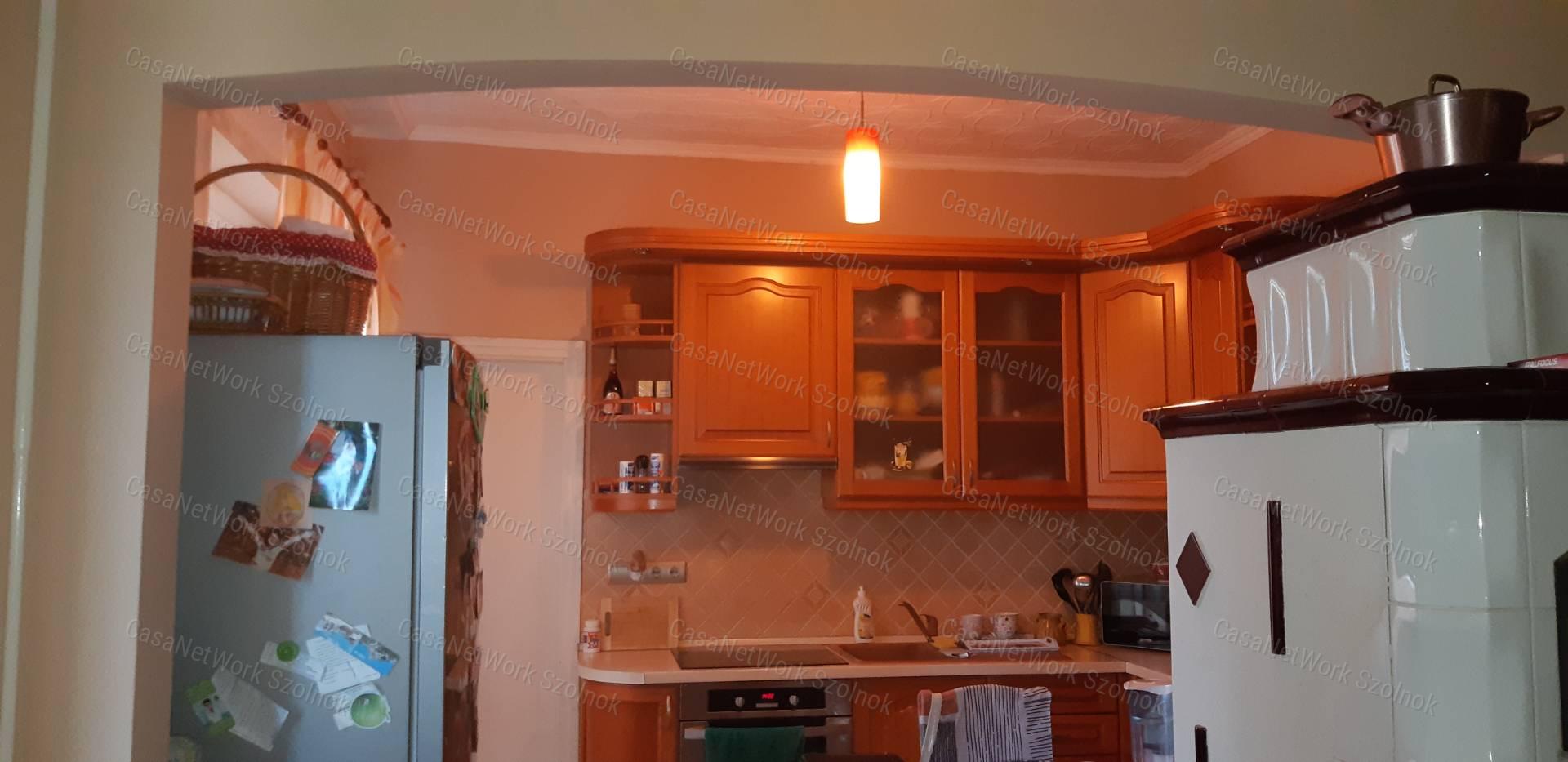 Tiszaföldváron eladó jó állapotú kertes családi ház!
