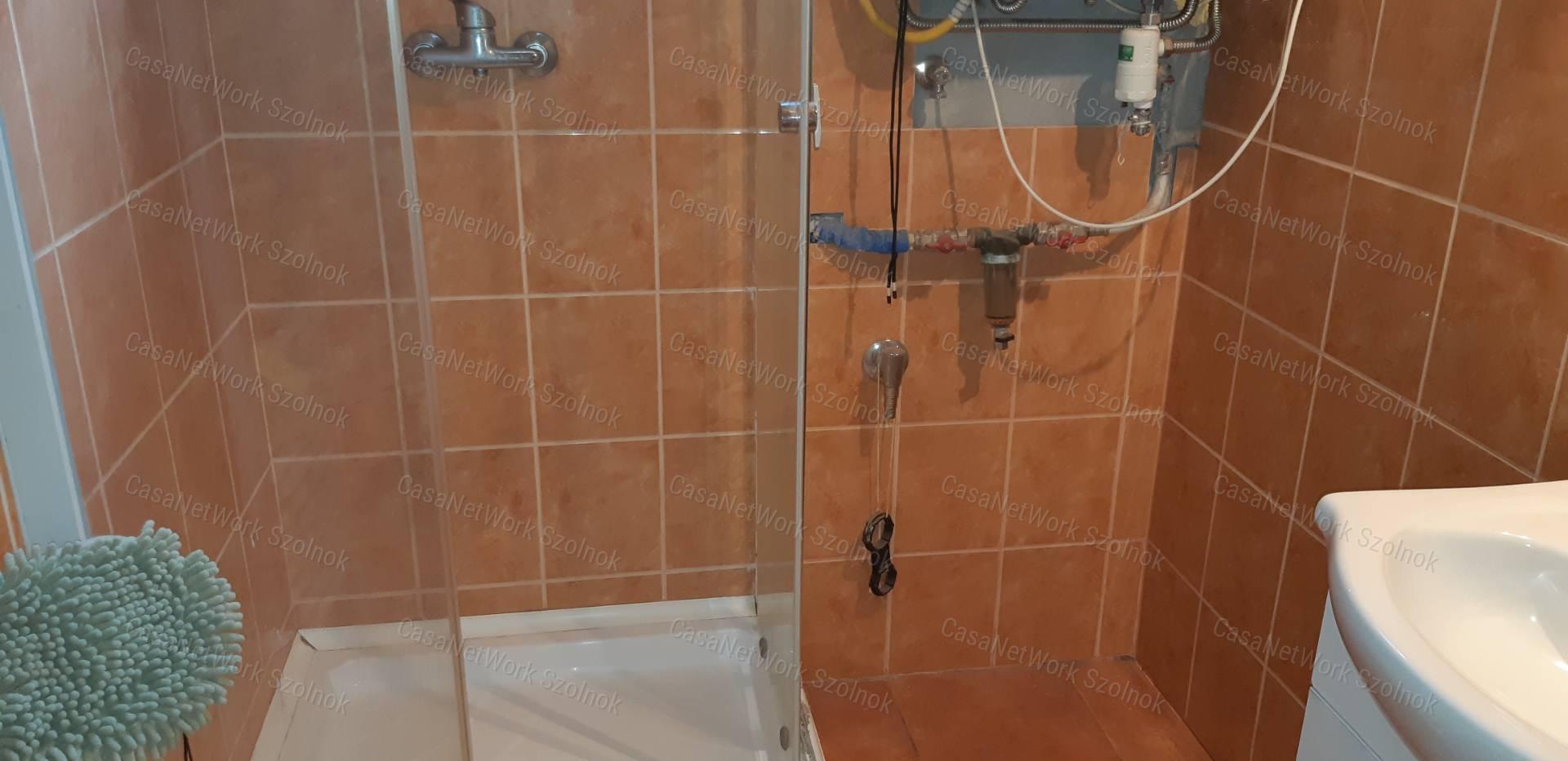 Tiszaföldváron eladó jó állapotú kertes családi ház!