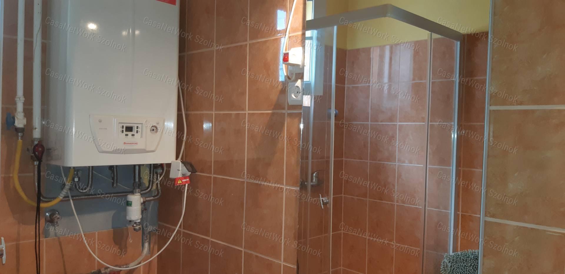 Tiszaföldváron eladó jó állapotú kertes családi ház!