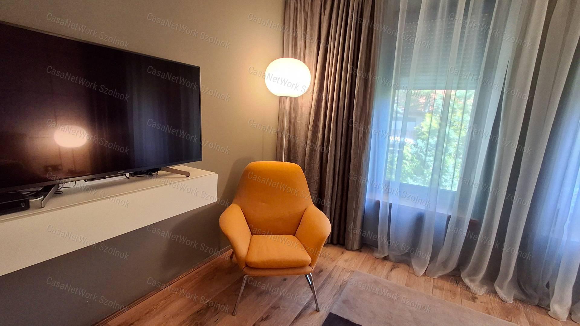 Szolnok kertvárosában luxus kategóriás családi ház eladó