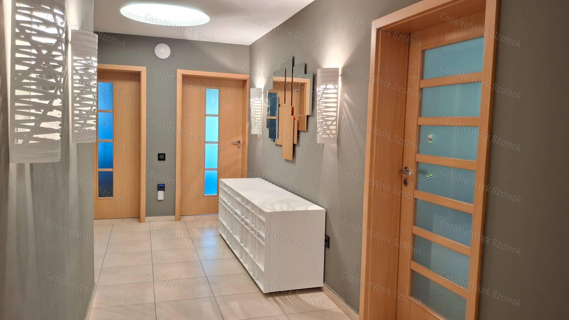 Szolnok kertvárosában luxus kategóriás családi ház eladó