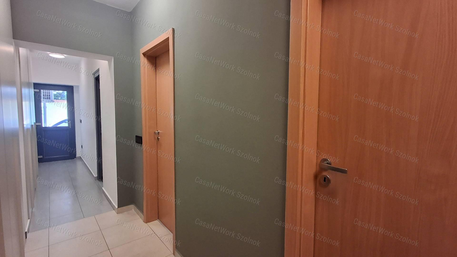 Szolnok kertvárosában luxus kategóriás családi ház eladó